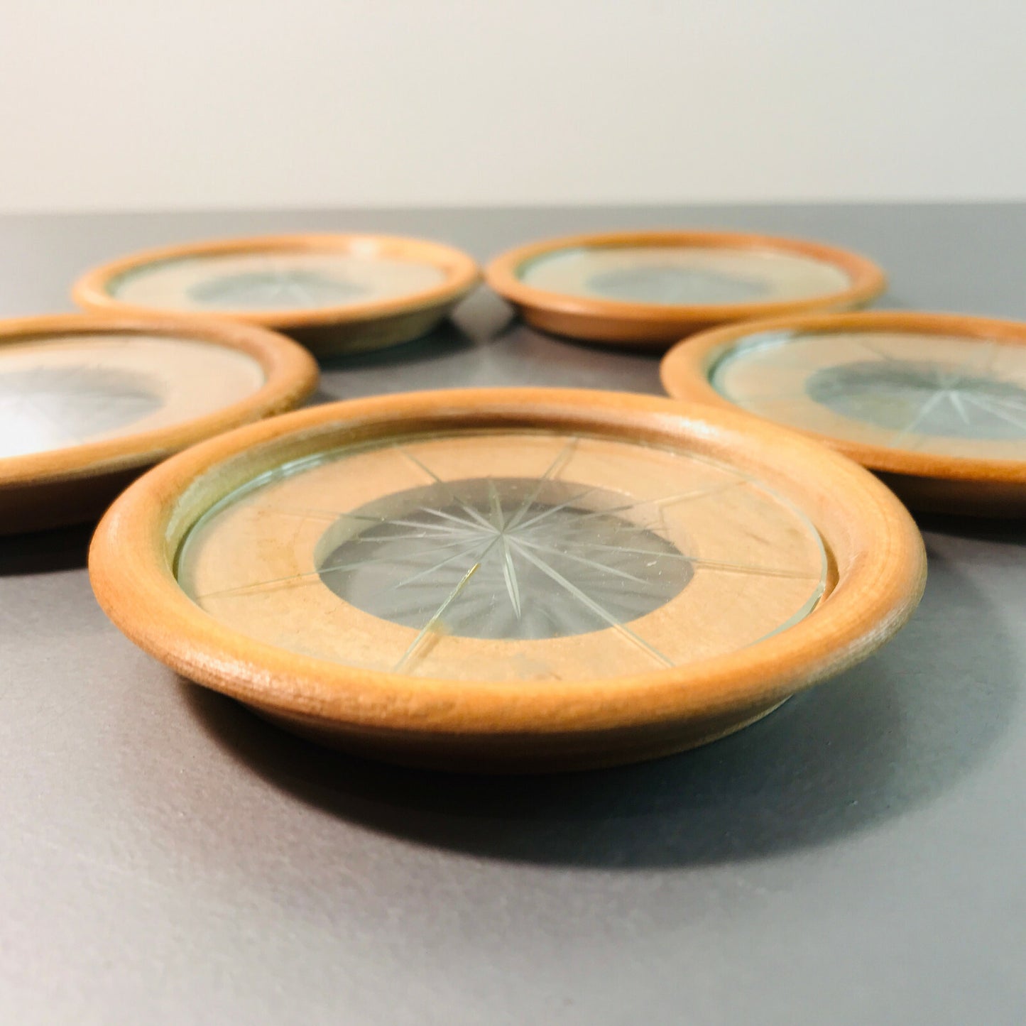 MID CENTURY Holz Glas 50er 60er Untersetzer mit Schliff 8,7 cm Dekoration