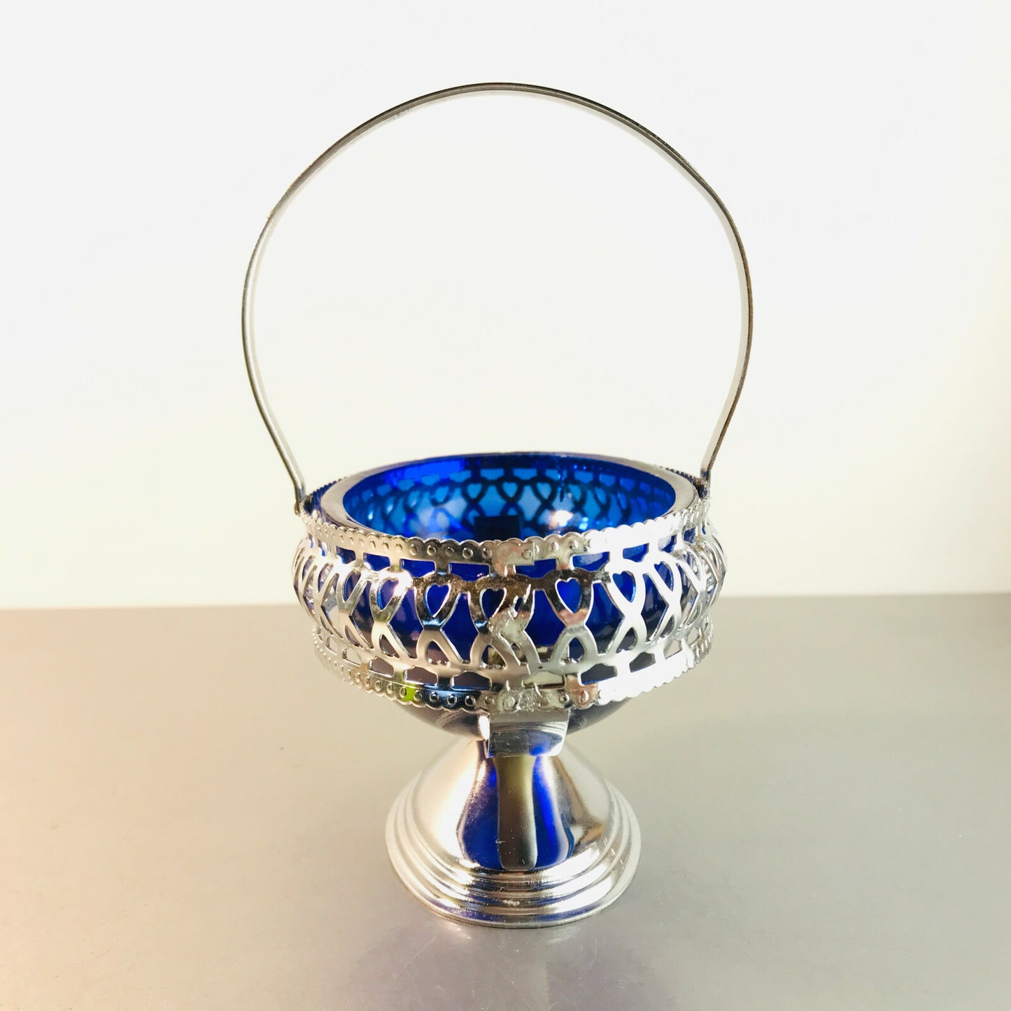 Schale blau Glas im Halter Korb Metall Durchbruch L 12 cm Schälchen 60er
