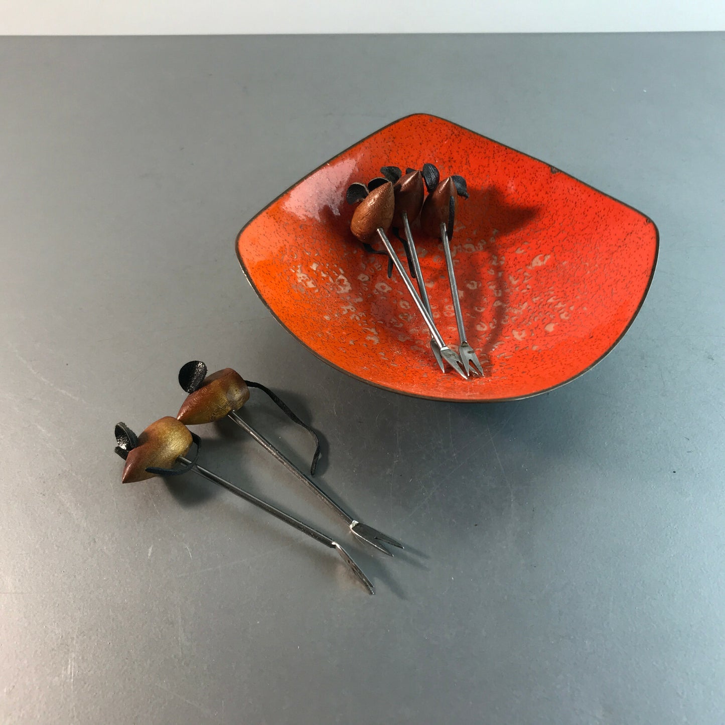 Vintage Picker Mäuse Holz Teak 50er 60er MID CENTURY mit Emaille Schale orange