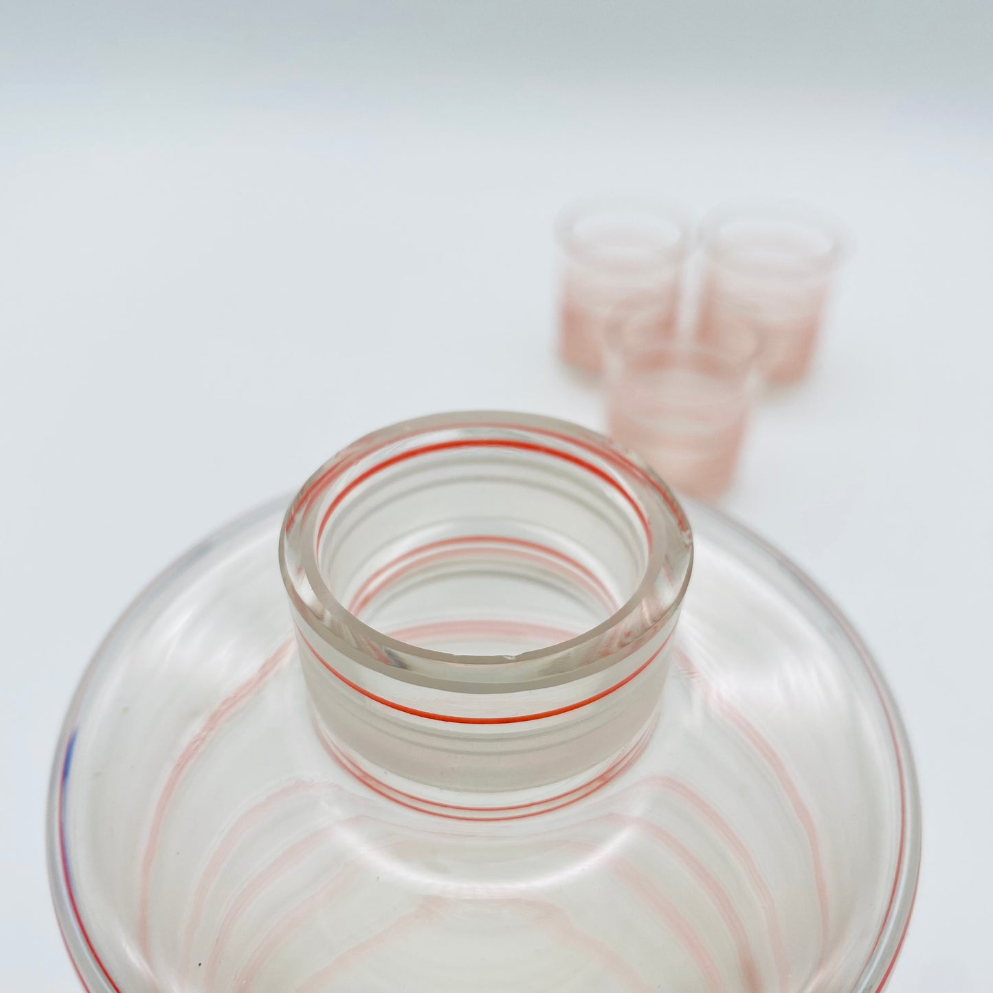 Karaffe Flasche Emaille bemalt mit 3 Likörgläsern 70er Jahre Vintage