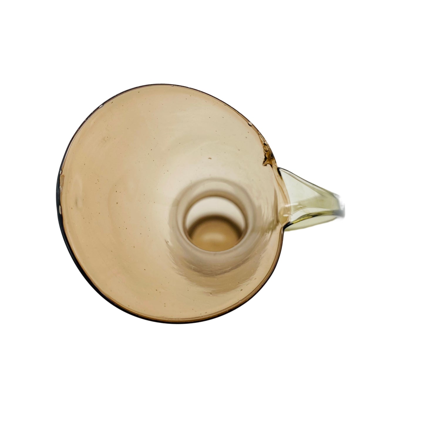 Sehr feine Glasvase mit Henkel, der unten nicht anliegt. Er ist aus transparentem Glas gefertigt. Diese Vase aus den 1960er 1970er Jahren ergänzt wunderbar andere Vasen der Farbe und Form.