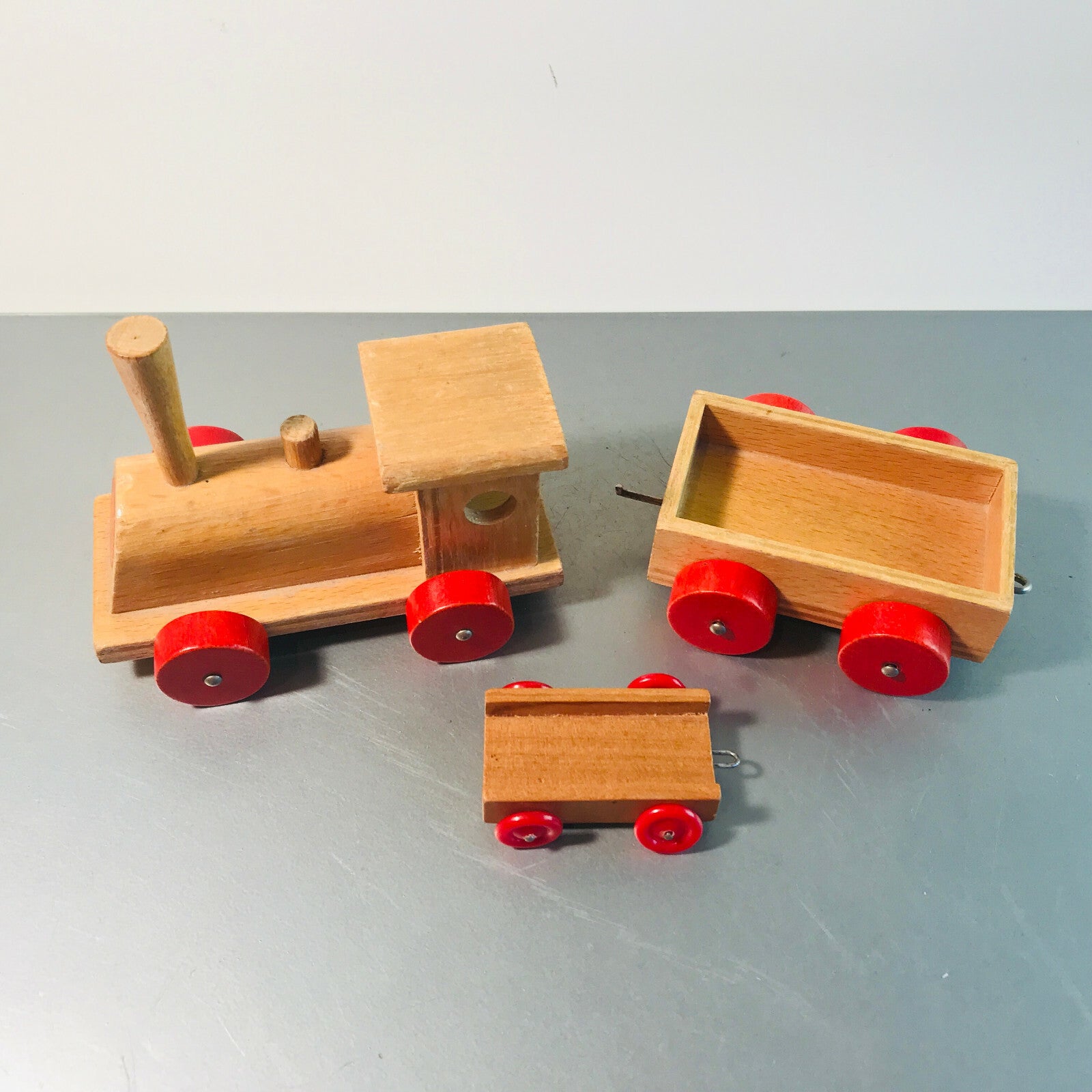 Antiker alter Holz Spielzeug Zug mit Lok und Wagons VINTAGE Spiel Gut