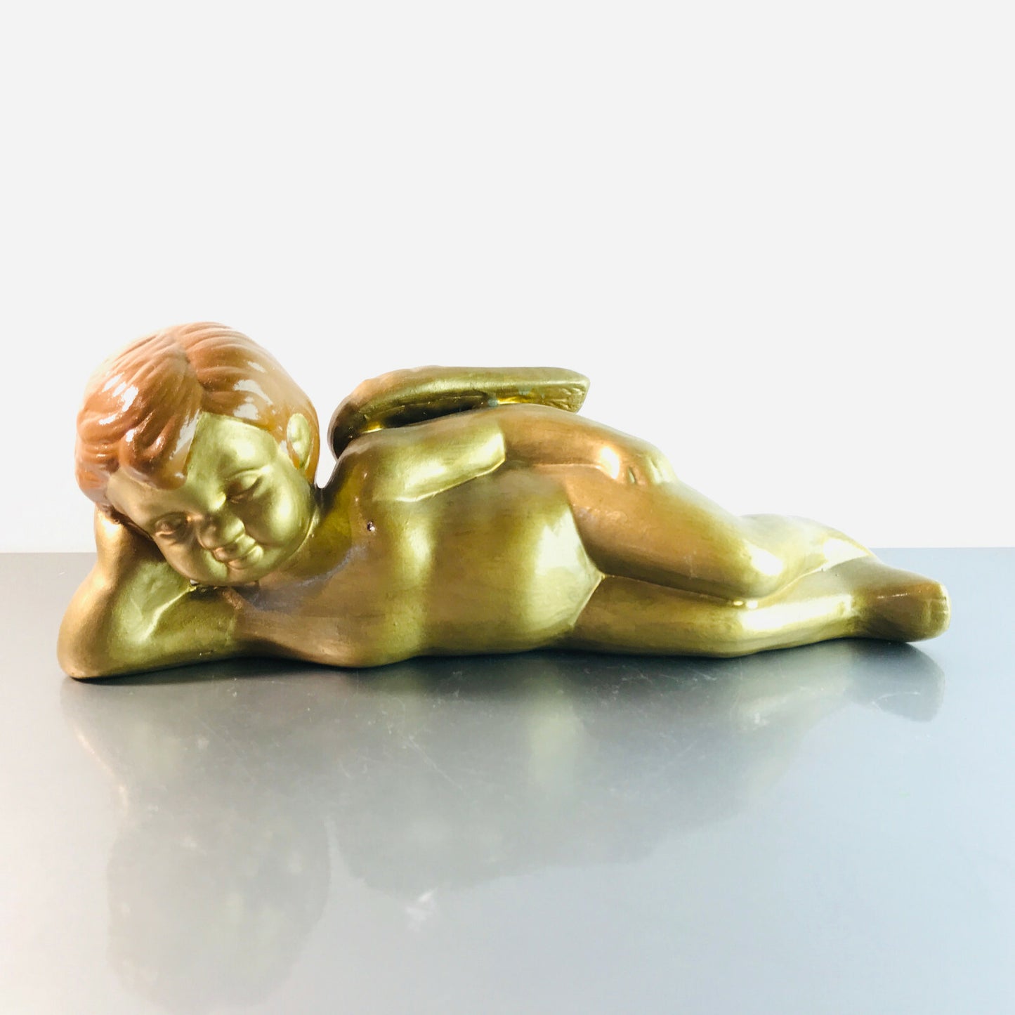 Engel Figur golden liegend Keramik nackig posierend L 32 cm Ton Weihnacht