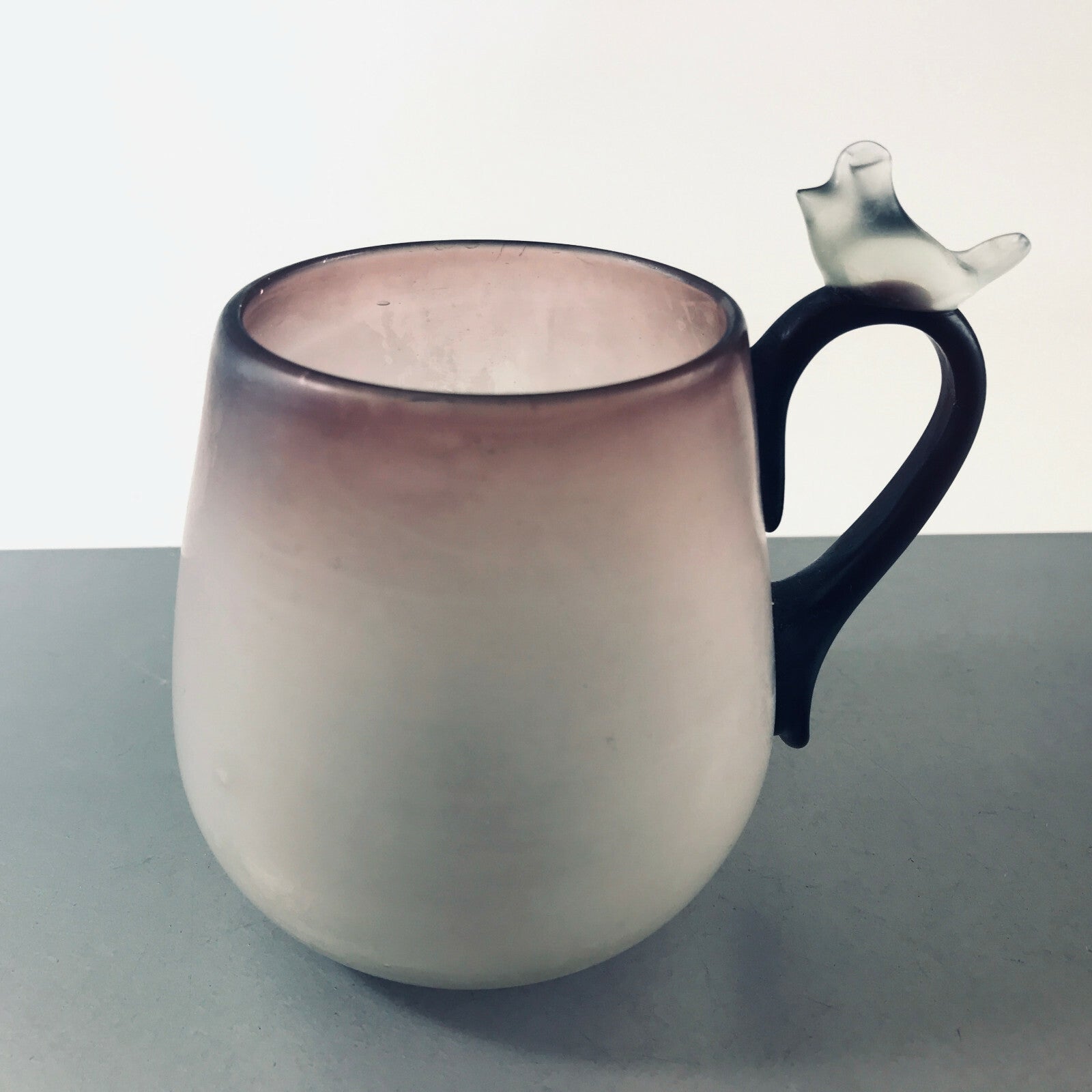 Vase Glas Tasse mit Vogel lila Überlauf Satinato 9,5 cm 80er 70er