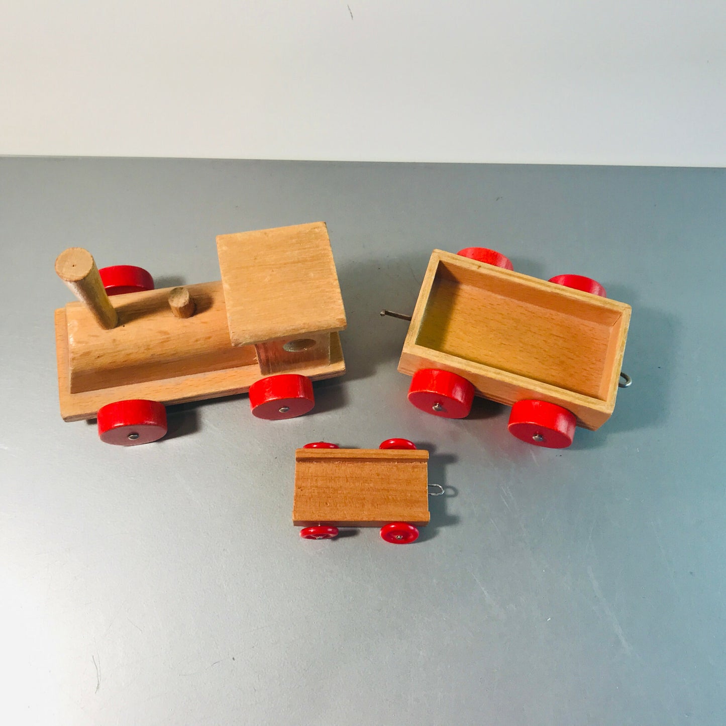 Antiker alter Holz Spielzeug Zug mit Lok und Wagons VINTAGE Spiel Gut