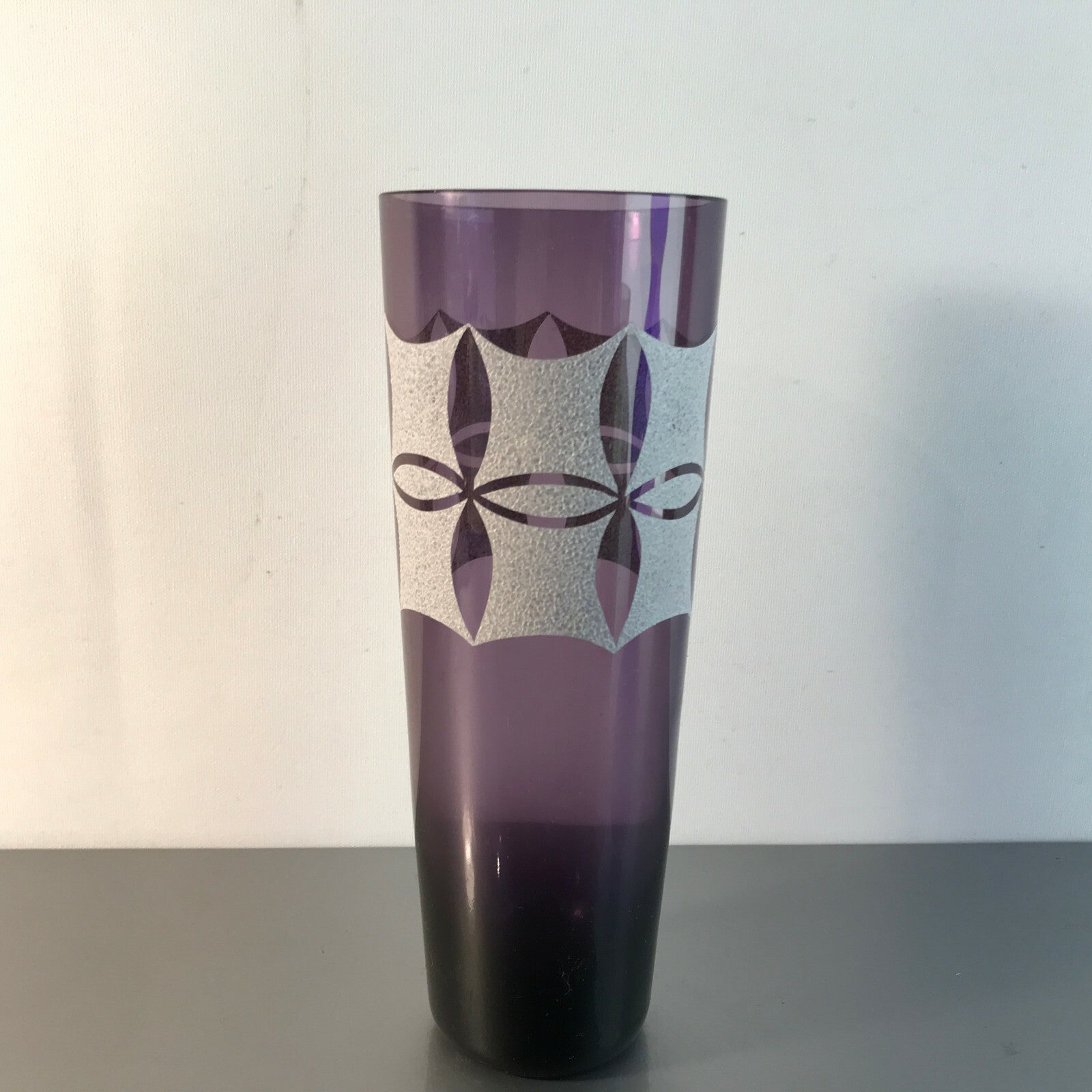 Vintage lila Vase 50er 60er 19 cm mit Dekor weiß MID CENTURY
