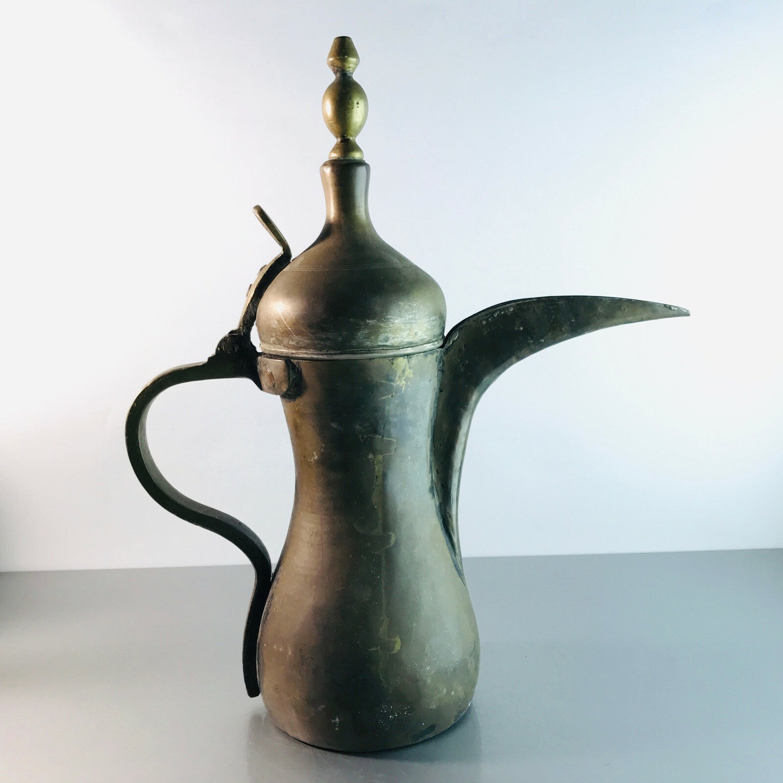 Antike Kanne Metall 31 cm handgefertigt Teekanne orientalisch Saudi Arabi