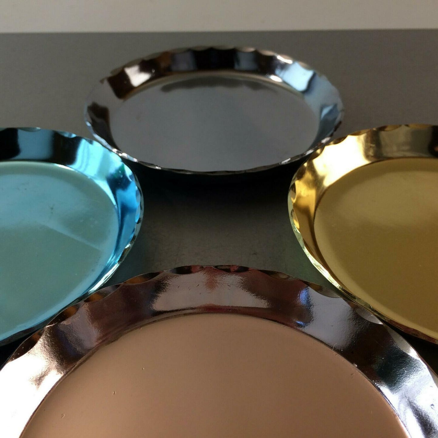 4er Set Untersetzer Gläser 50er 60er Alu Metall Blech 12 cm Teller pastell