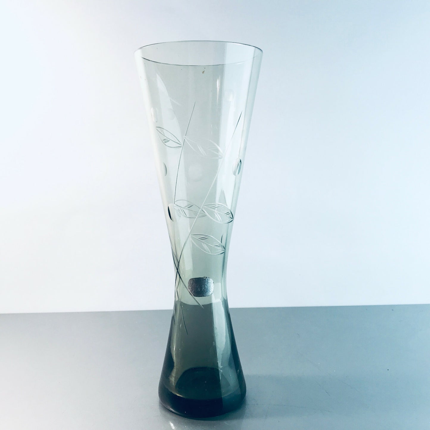 MID CENTURY Rauchglas 24 cm Bechervase Vase Blüten Blätter Schliff 60er