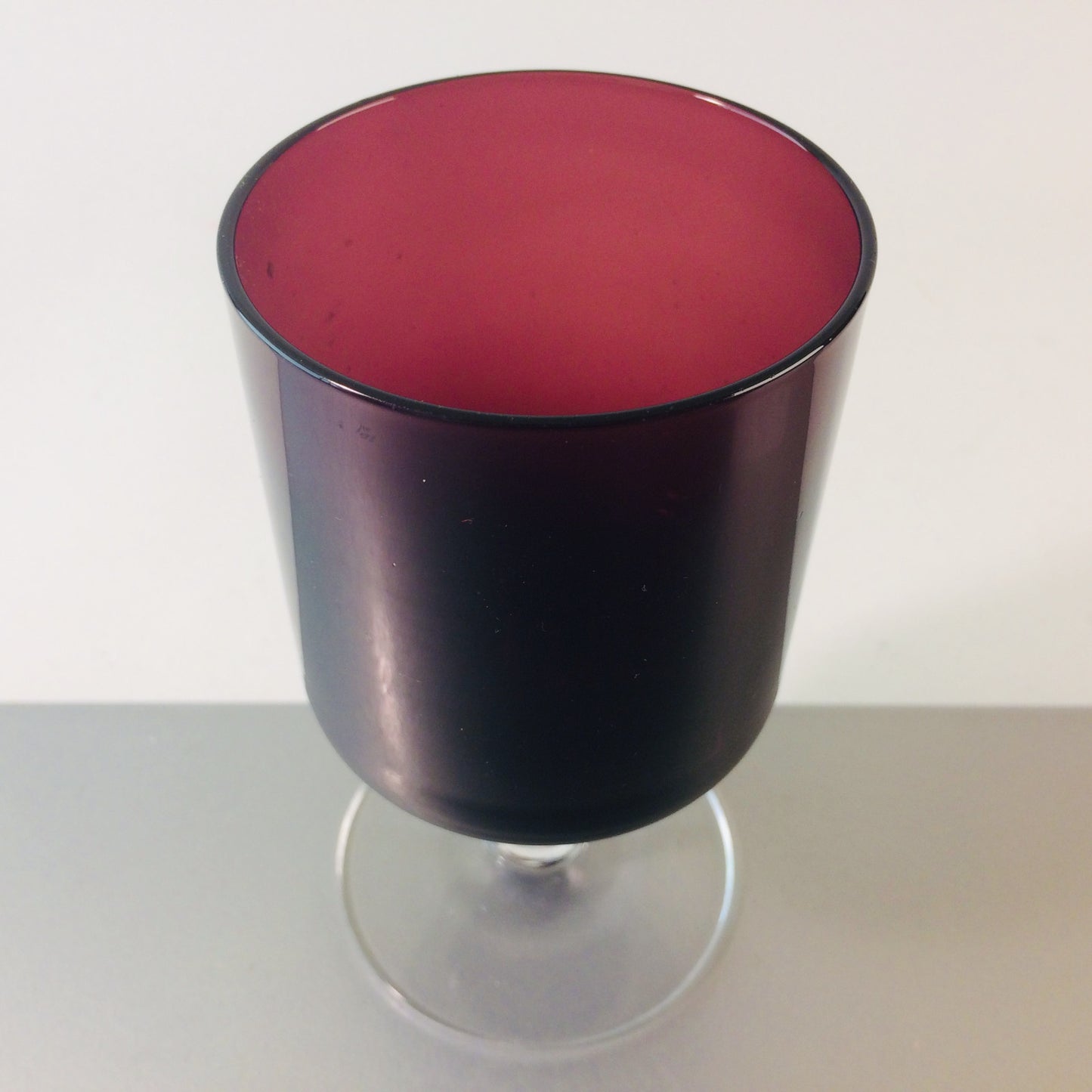 MID CENTURY Weinglas 13 cm 60er 70er lila Glas