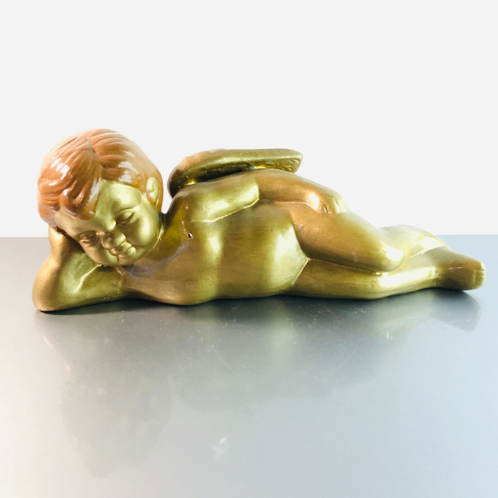 Engel Figur golden liegend Keramik nackig posierend L 32 cm Ton Weihnacht