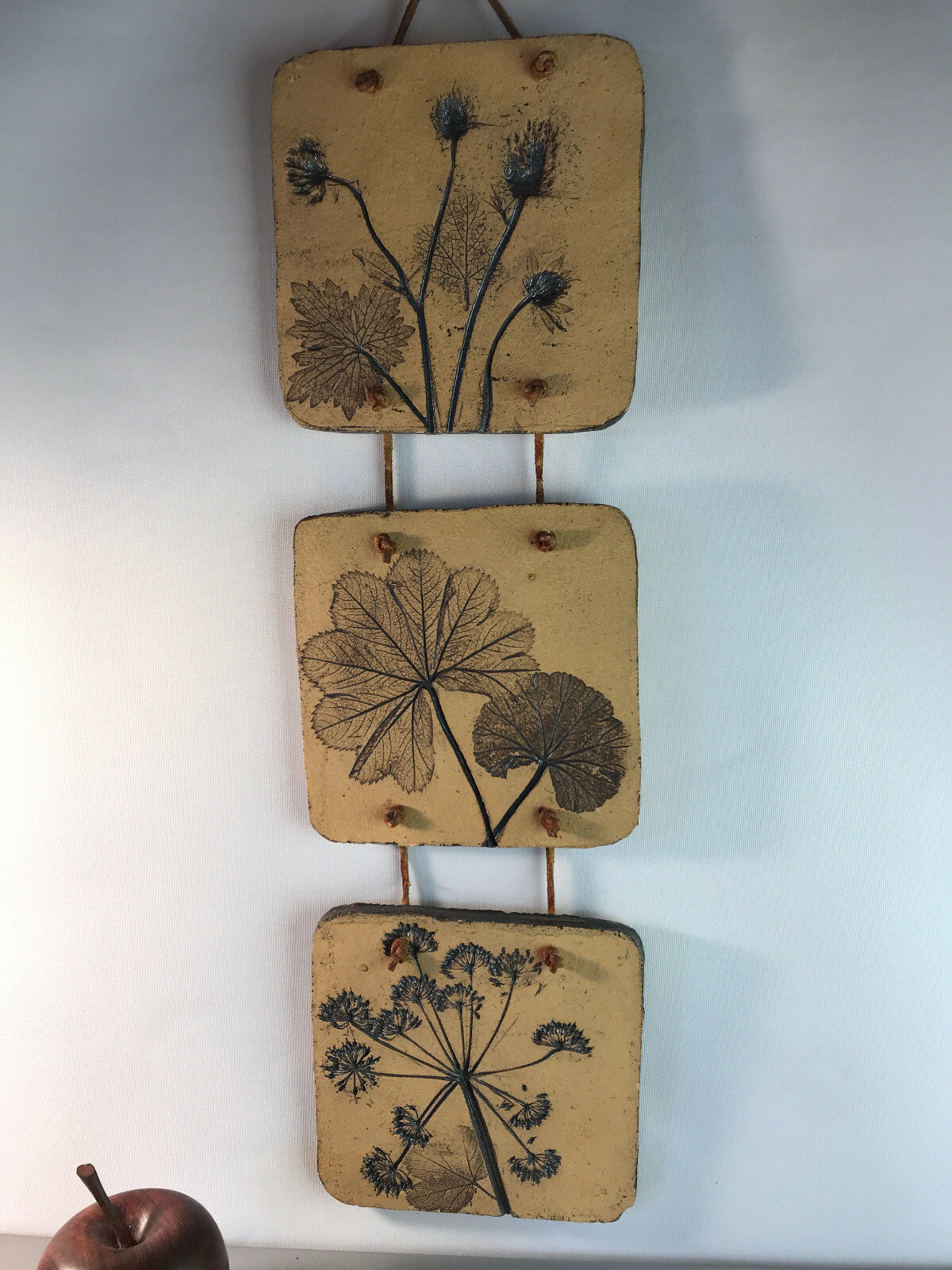 VINTAGE Keramik Ton Wandtafel Blumendruck mit Farbe Tonkeramik 60er 