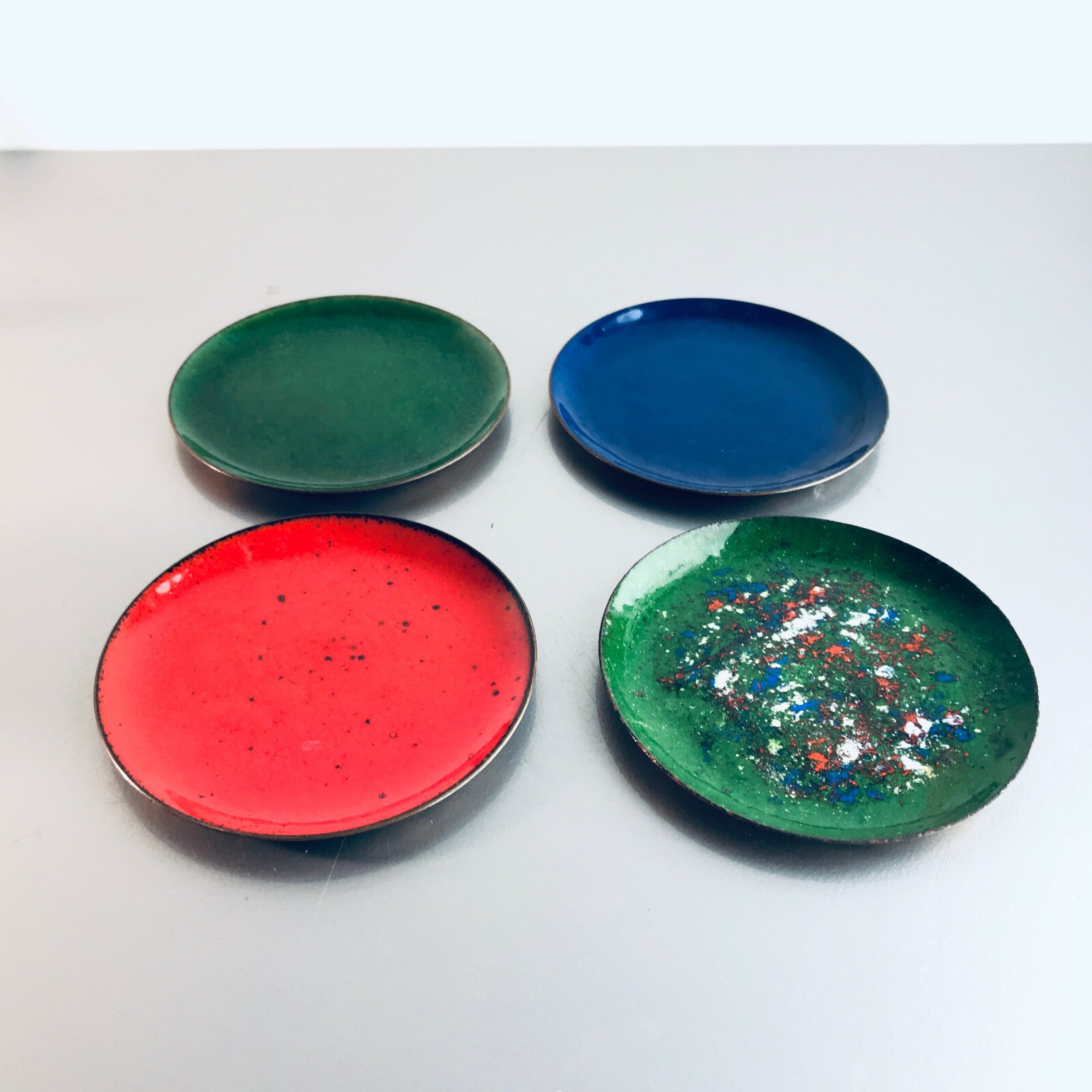 MID CENTURY Emaille Untersetzer 4er Set 50er Vintage Teller 9 cm
