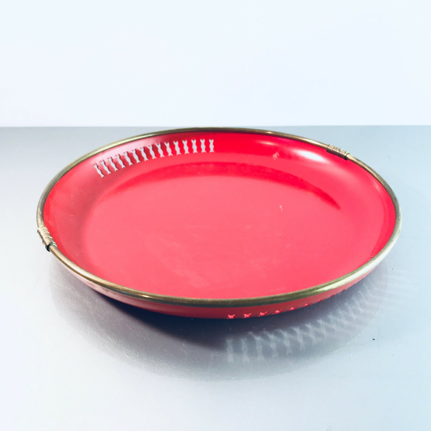 Tablett METALL 50er 60er Schale OBST Lochblech 22 cm rot Messing Rand