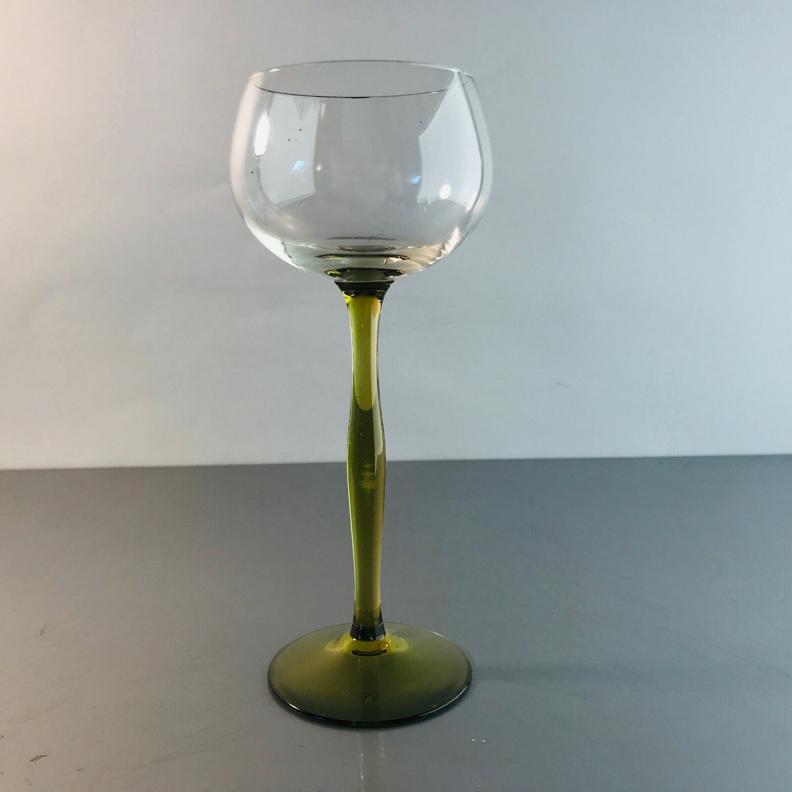 Weinglas 18,2 cm grün Glas Vintage 50er 60er (Einzelglas)