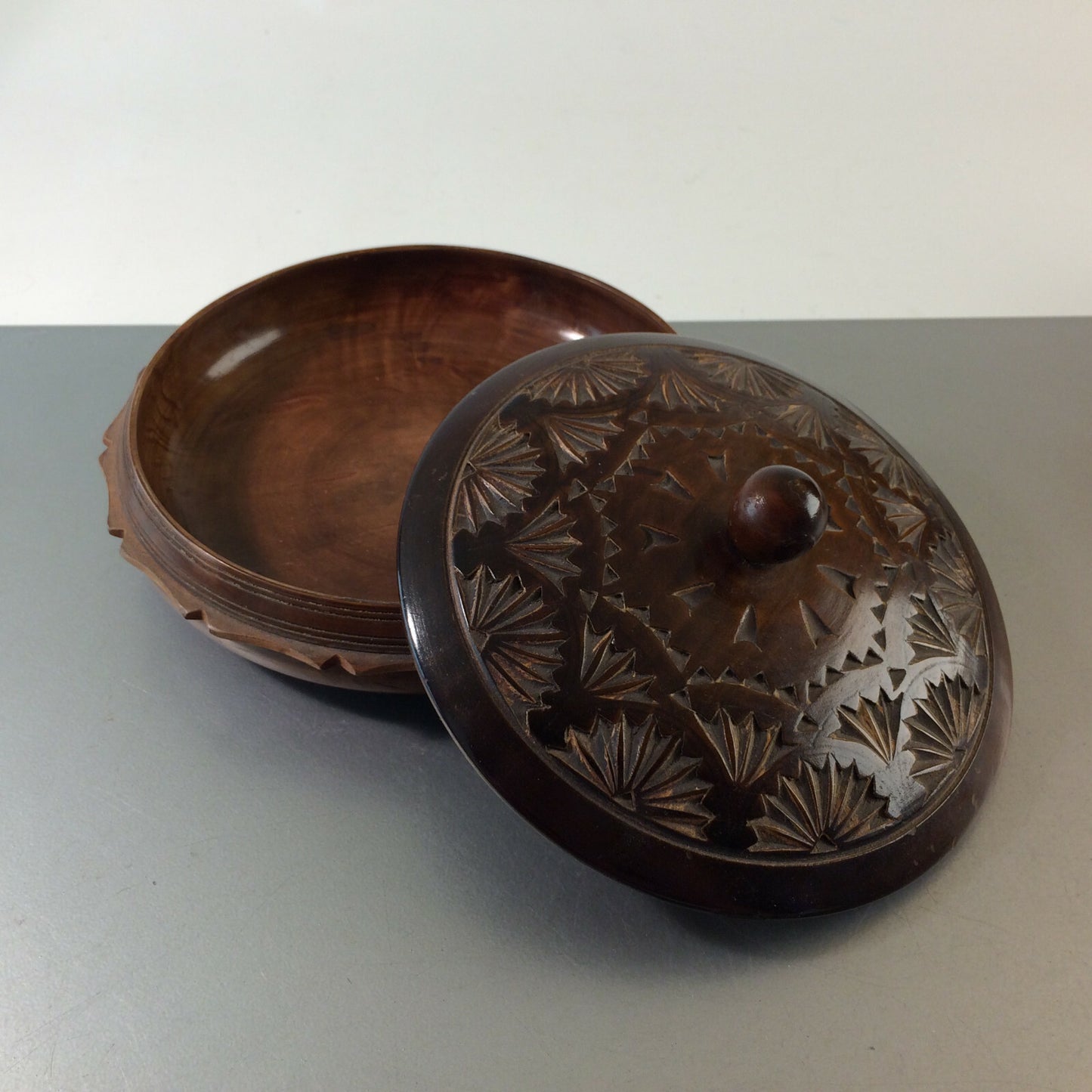 Vintage 60er 50er Deckeldose Dose Holz D 17,5 cm MID CENTURY Schnitzerei