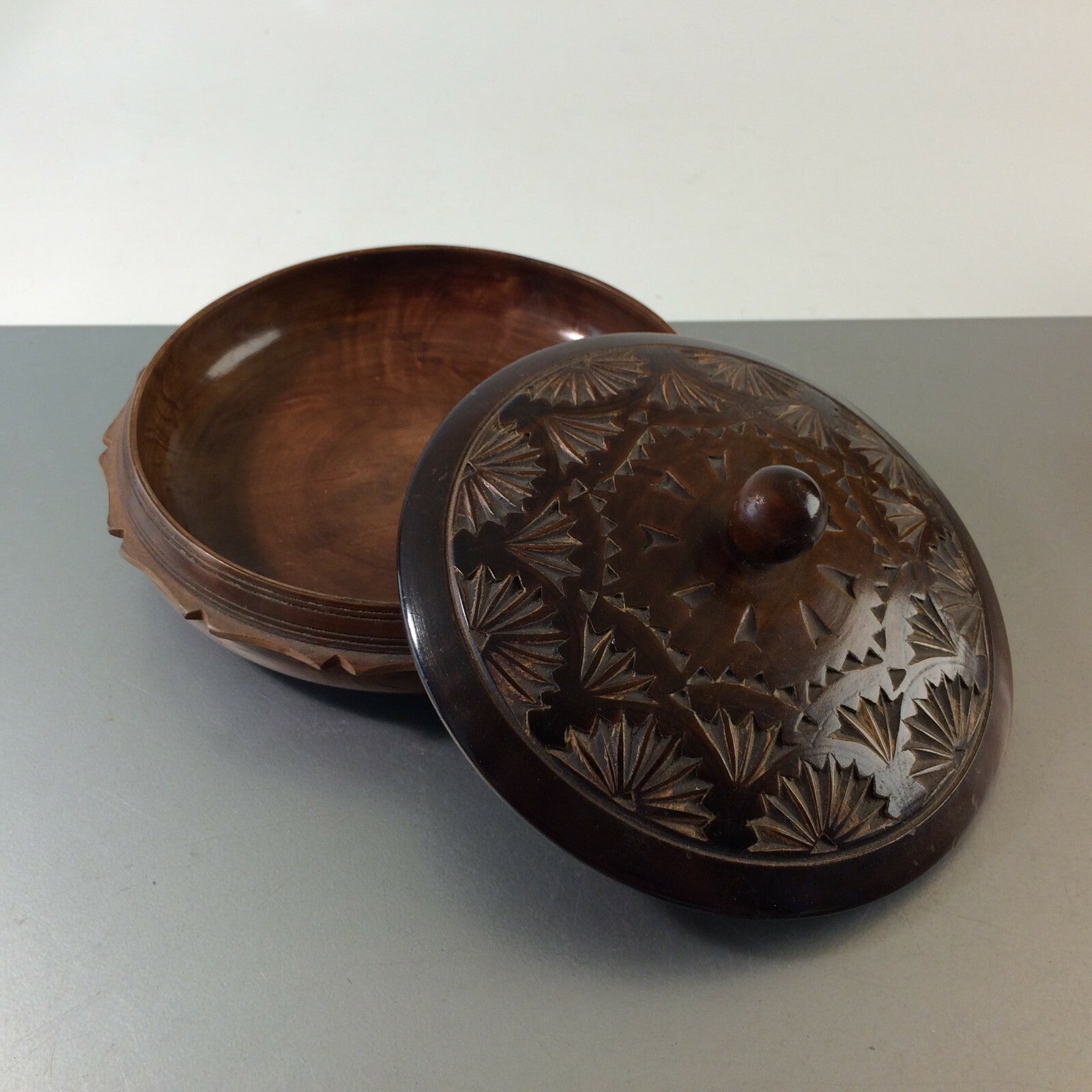 Vintage 60er 50er Deckeldose Dose Holz D 17,5 cm MID CENTURY Schnitzerei