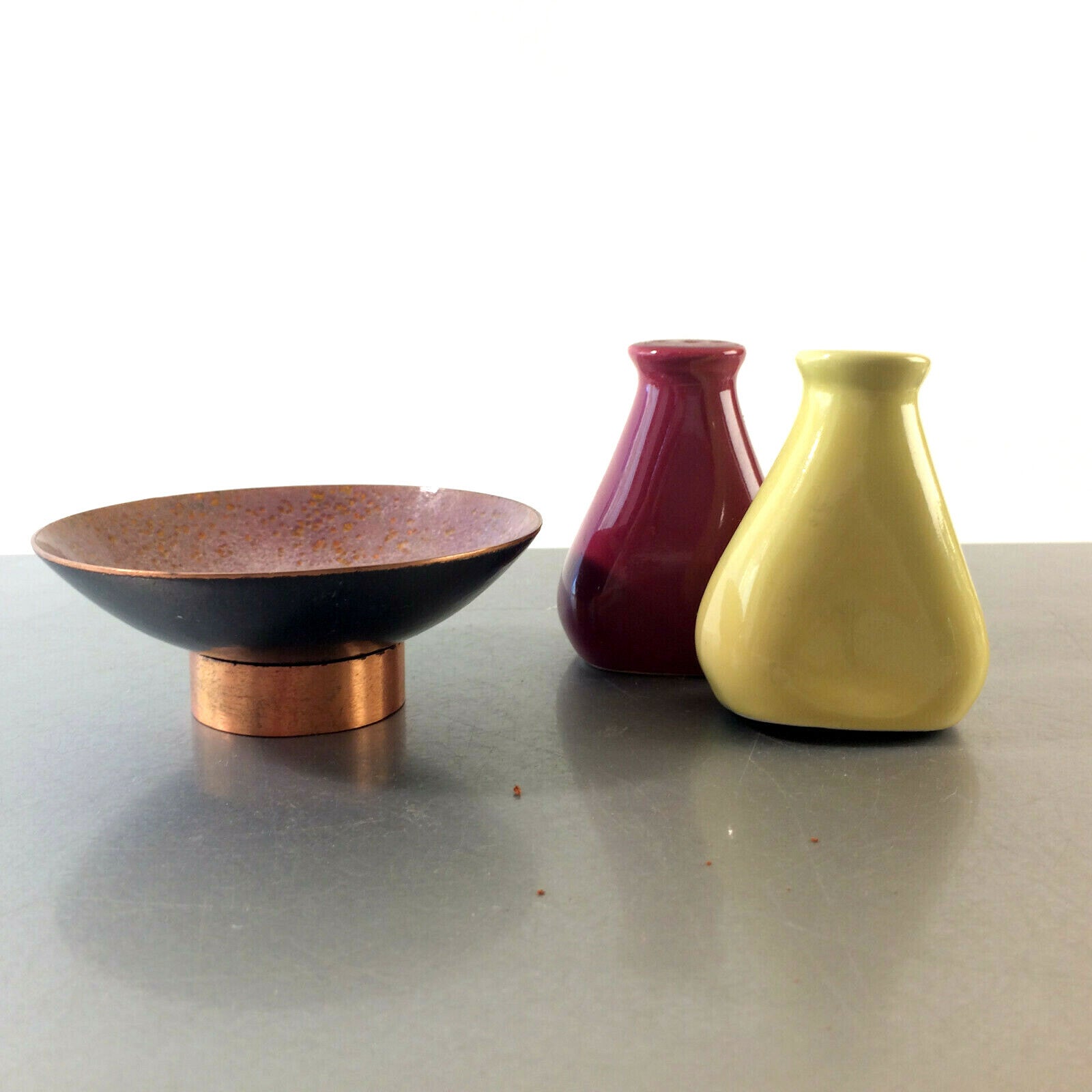 Salz- u. Pfefferstreuer Keramik 50er 60er + Emaille Schale MID CENTURY Dekoratio