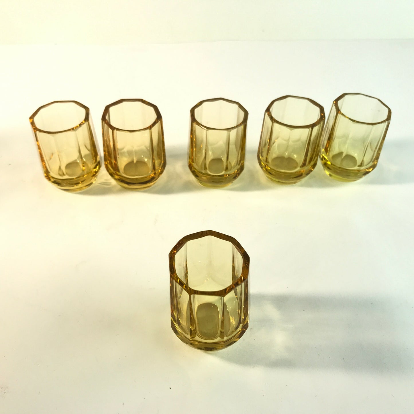 Schnapsgläser Art Déco 20er 30er beschliffen Facetten 5 cm gelb Gläser