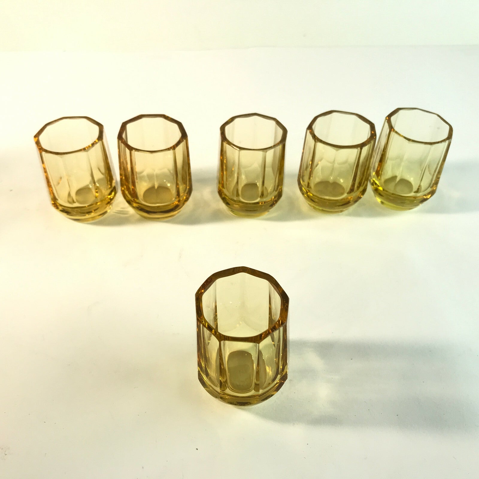 Schnapsgläser Art Déco 20er 30er beschliffen Facetten 5 cm gelb Gläser