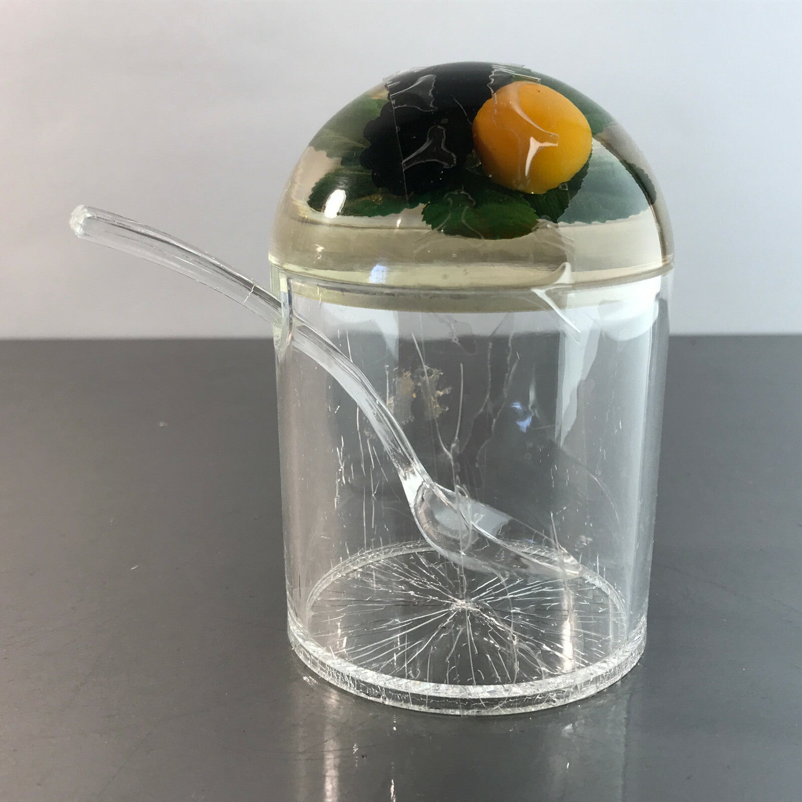 Honigtopf Kunststoff mit Löffel und Beeren Deckeldose H 11 cm 80er