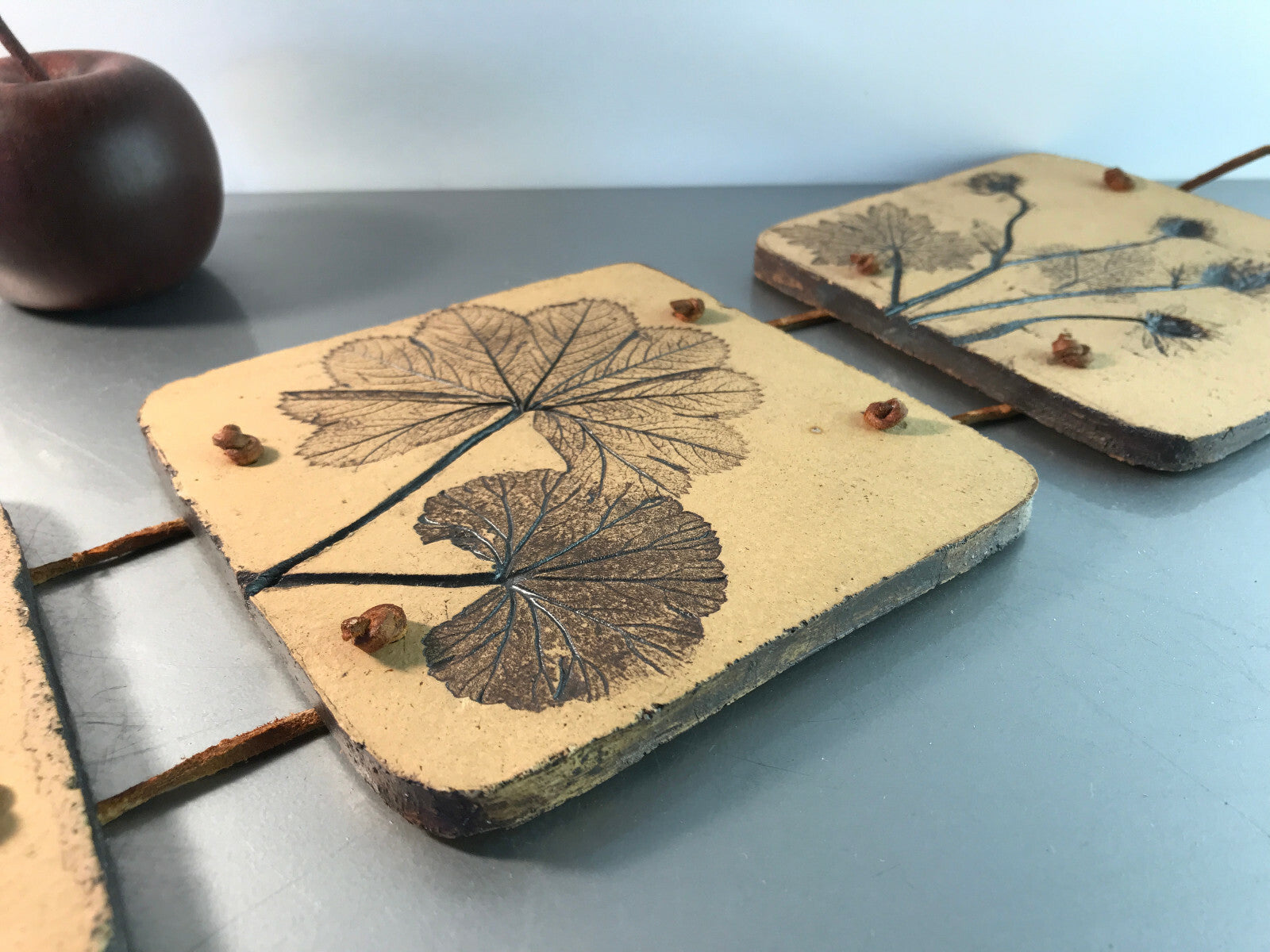 VINTAGE Keramik Ton Wandtafel Blumendruck mit Farbe Tonkeramik 60er 