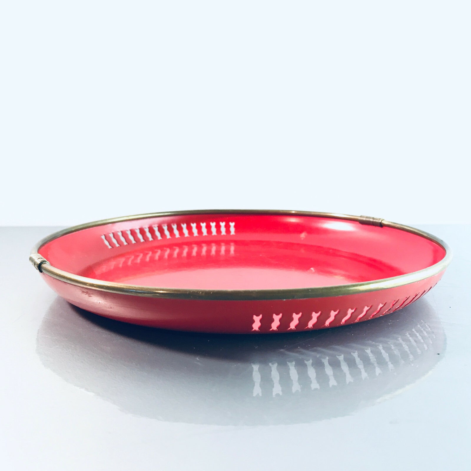 Tablett METALL 50er 60er Schale OBST Lochblech 22 cm rot Messing Rand