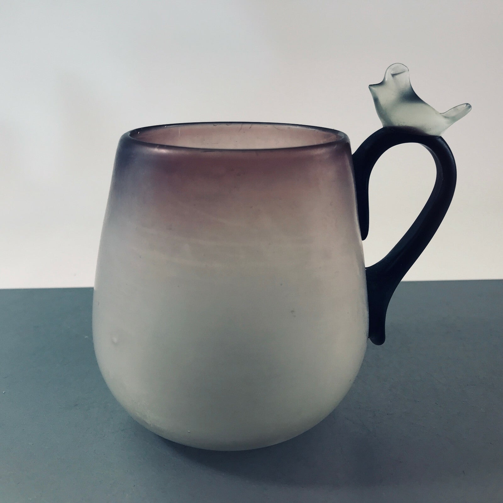 Vase Glas Tasse mit Vogel lila Überlauf Satinato 9,5 cm 80er 70er