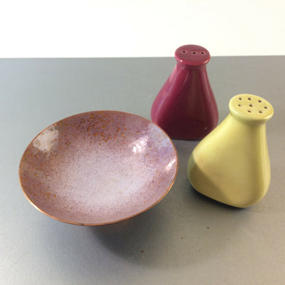 Salz- u. Pfefferstreuer Keramik 50er 60er + Emaille Schale MID CENTURY Dekoratio