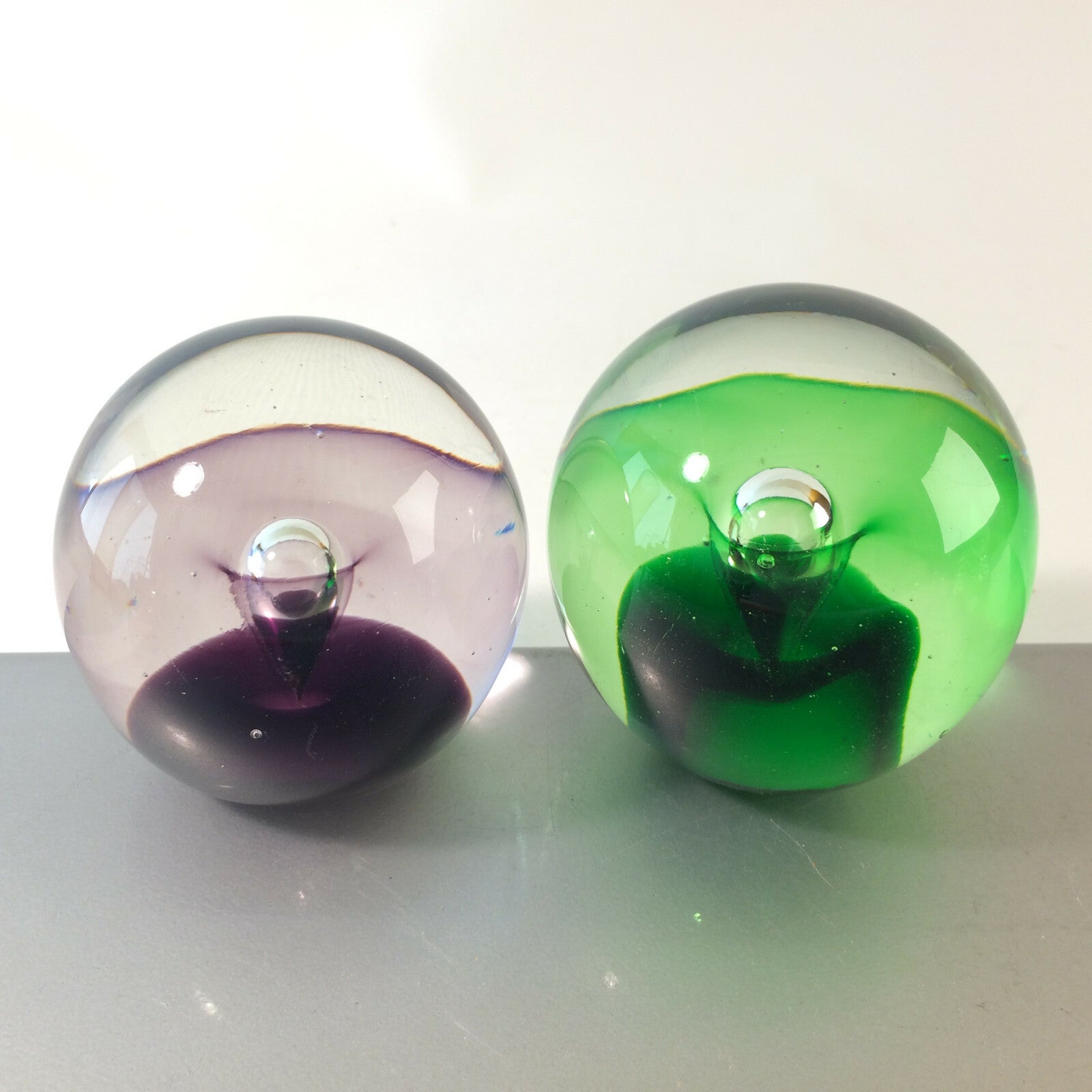 Glas Briefbeschwerer 8,5 cm Paperweight lila grün Luftblase Set
