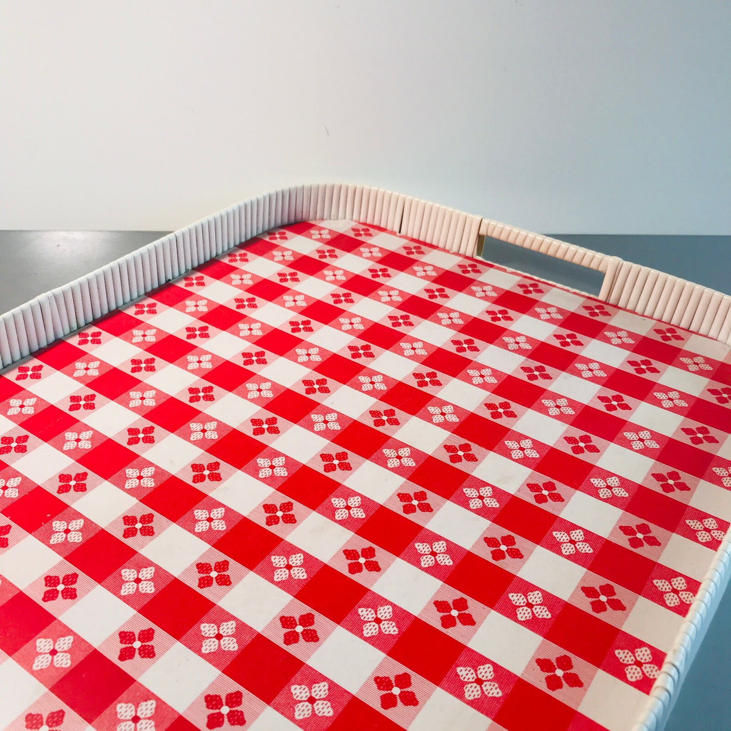 MID CENTURY 50er 60er Tablett  34 x 47 cm Blumen Karo rot Kunststoff 70er
