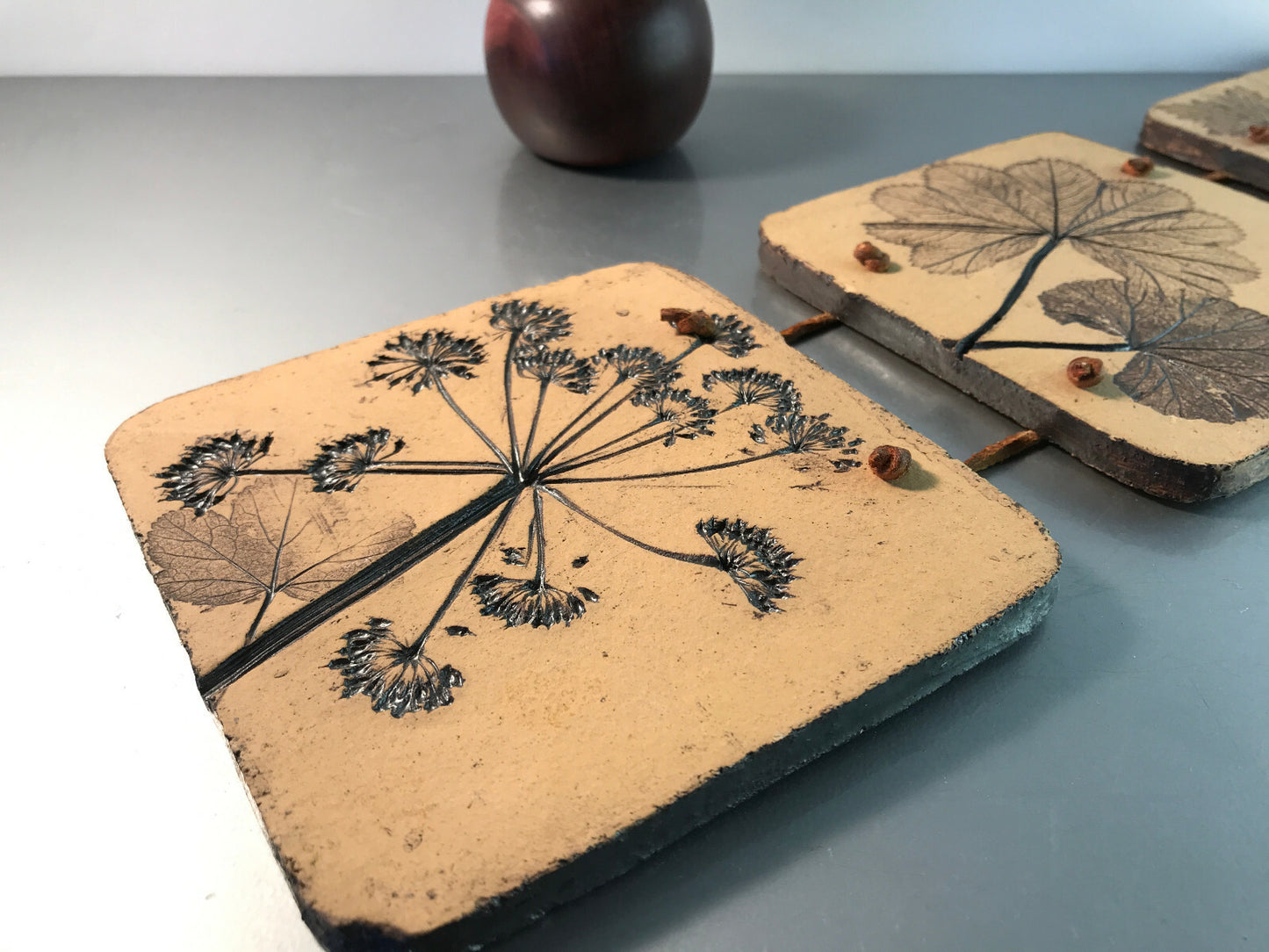 VINTAGE Keramik Ton Wandtafel Blumendruck mit Farbe Tonkeramik 60er 