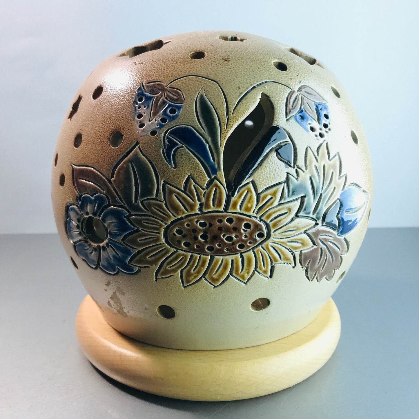 Windlicht Keramik D 16 cm Sterne Blumen Blüten auf Holzteller