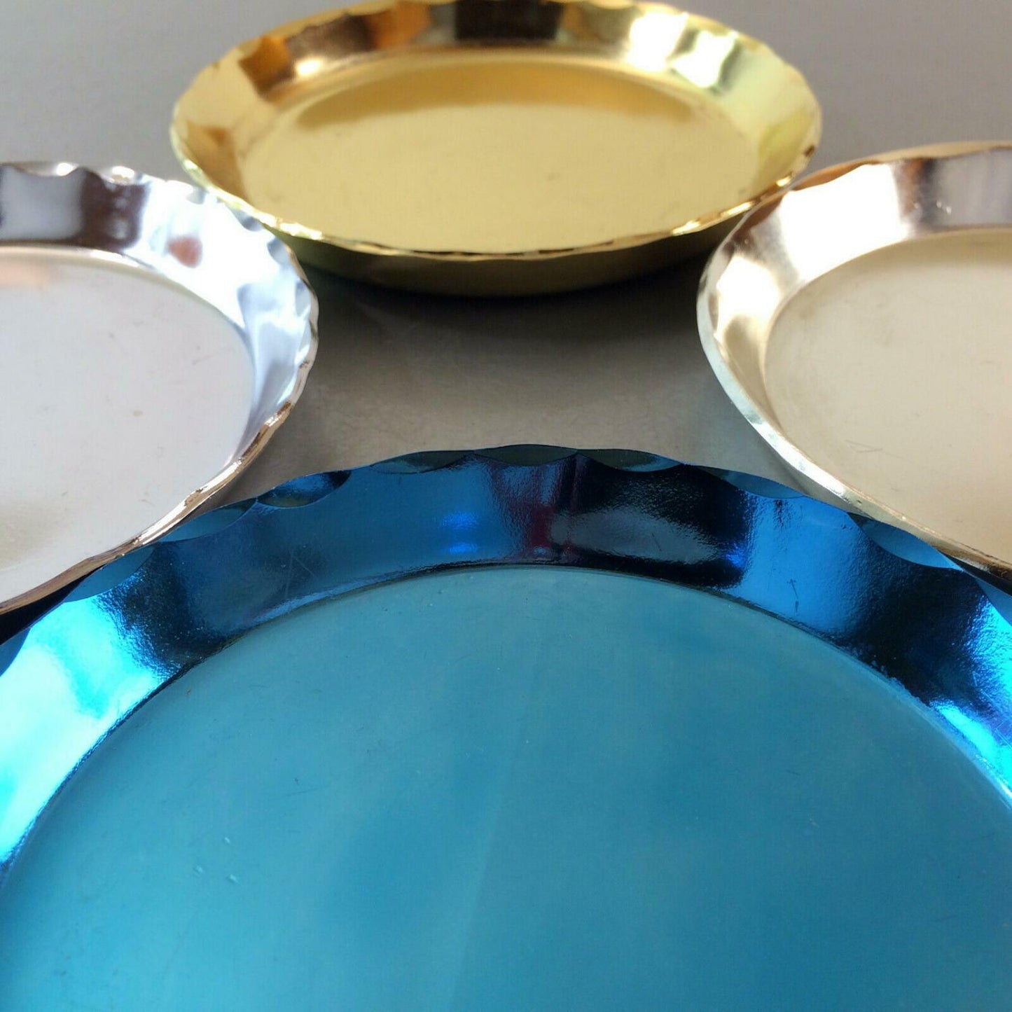 4er Set Untersetzer Gläser 50er 60er Alu Metall Blech 12 cm Teller pastell