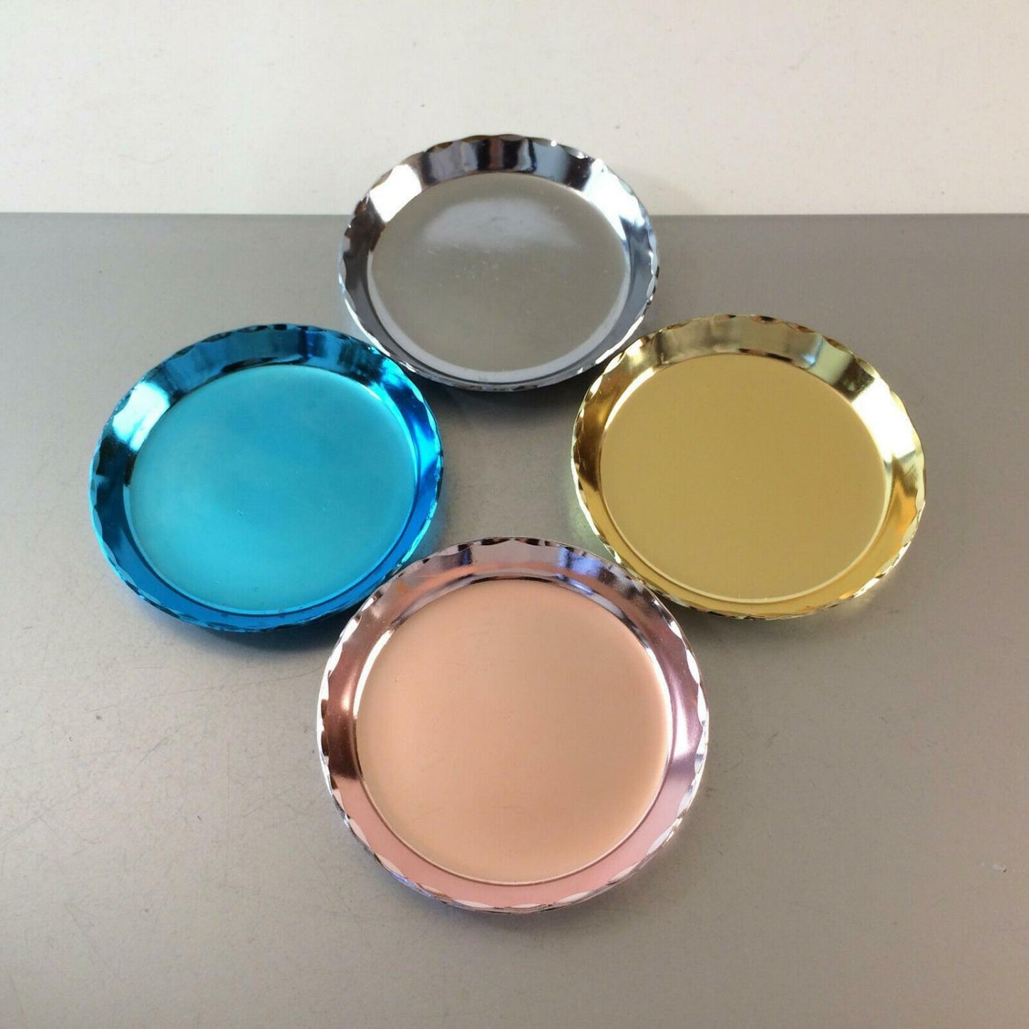 4er Set Untersetzer Gläser 50er 60er Alu Metall Blech 12 cm Teller pastell