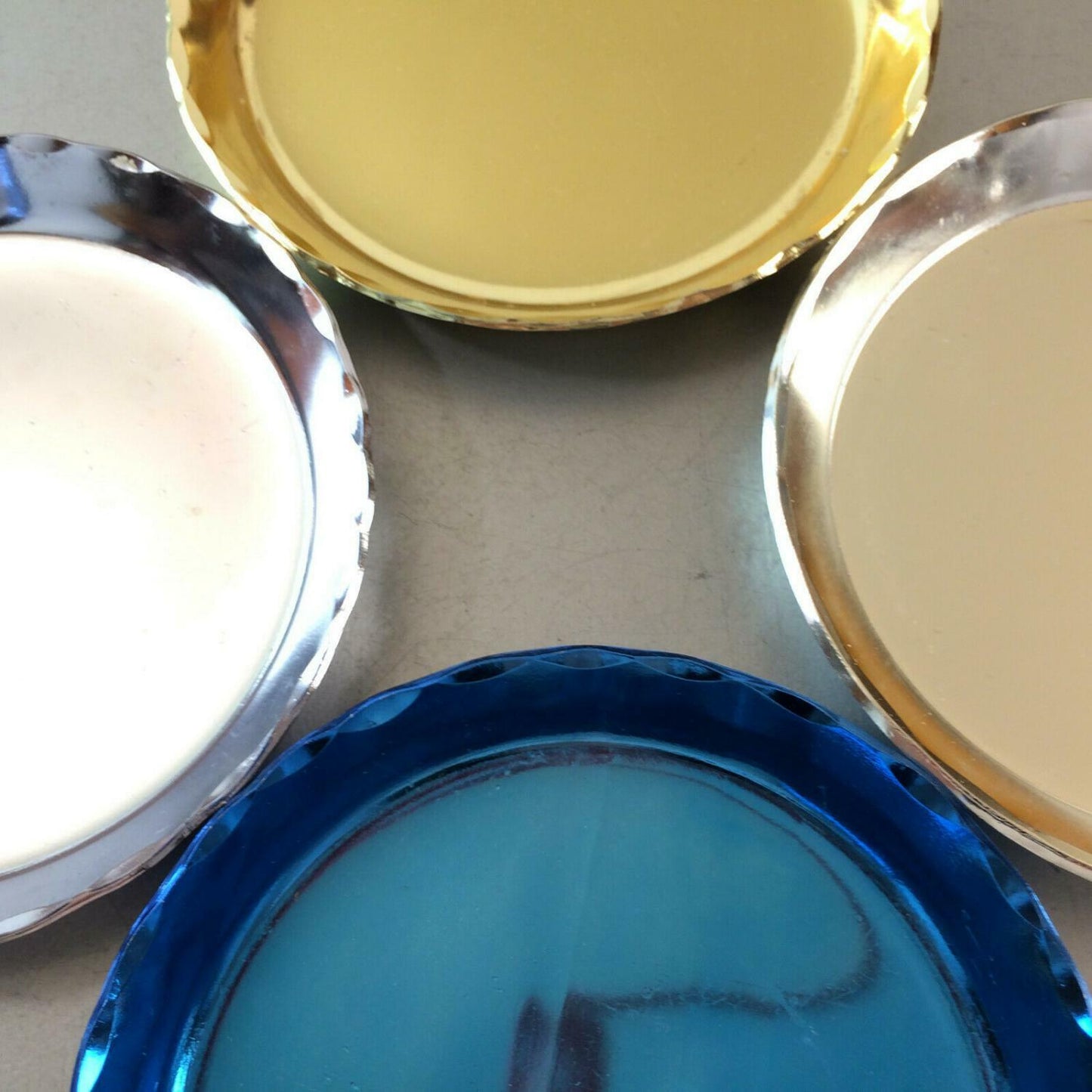 4er Set Untersetzer Gläser 50er 60er Alu Metall Blech 12 cm Teller pastell