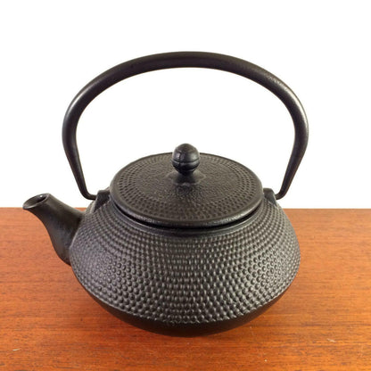 Teekanne Kanne Eisenguss Gusseisen schwarz H 10 cm schwer Kännchen