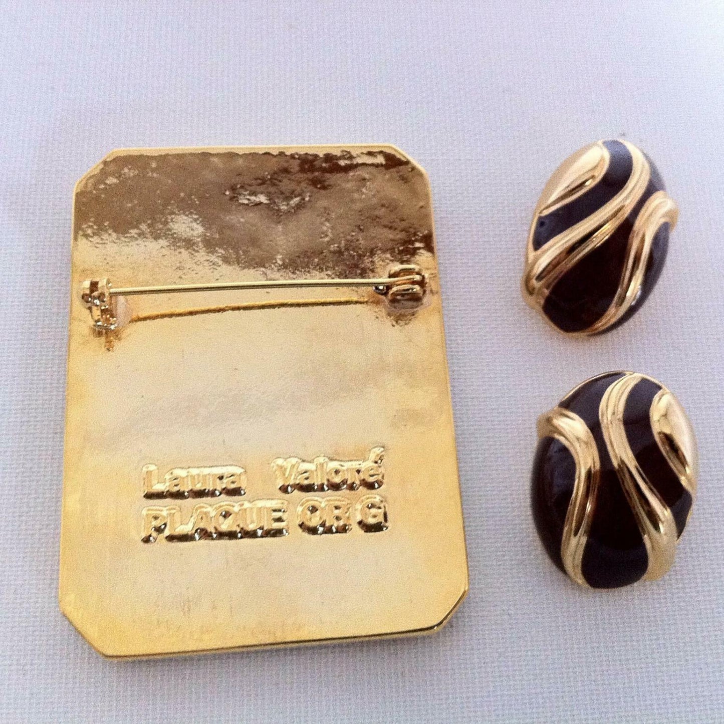 SchmuckkonvolutBrosche Laura Valoré & Ohrchlips golden mit Steinen KONVOLUT