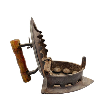 Altes Bügeleisen Reisebügeleisen Eisen für Kohle H 17 cm Dekoration Vintage