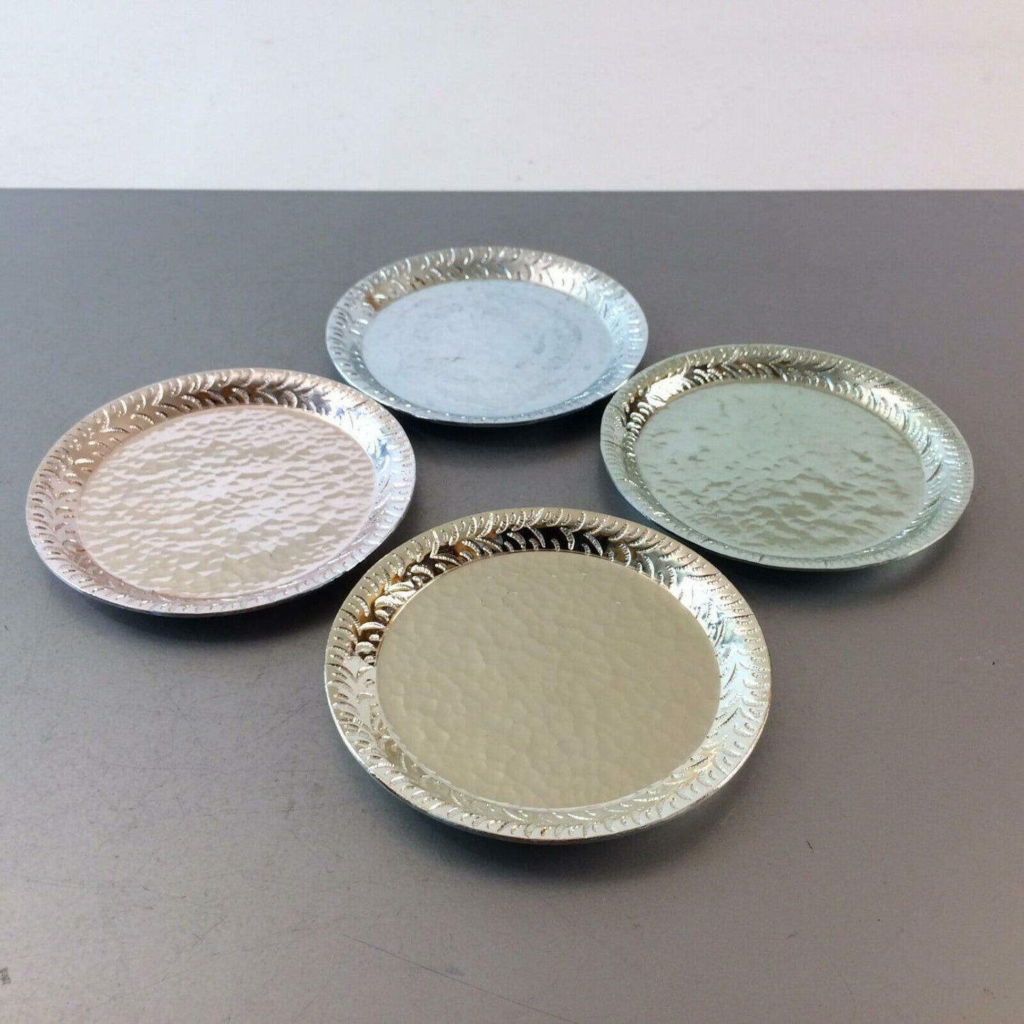 4er Set Untersetzer Gläser 50er 60er Alu Metall Blech 10,5 Teller pastell
