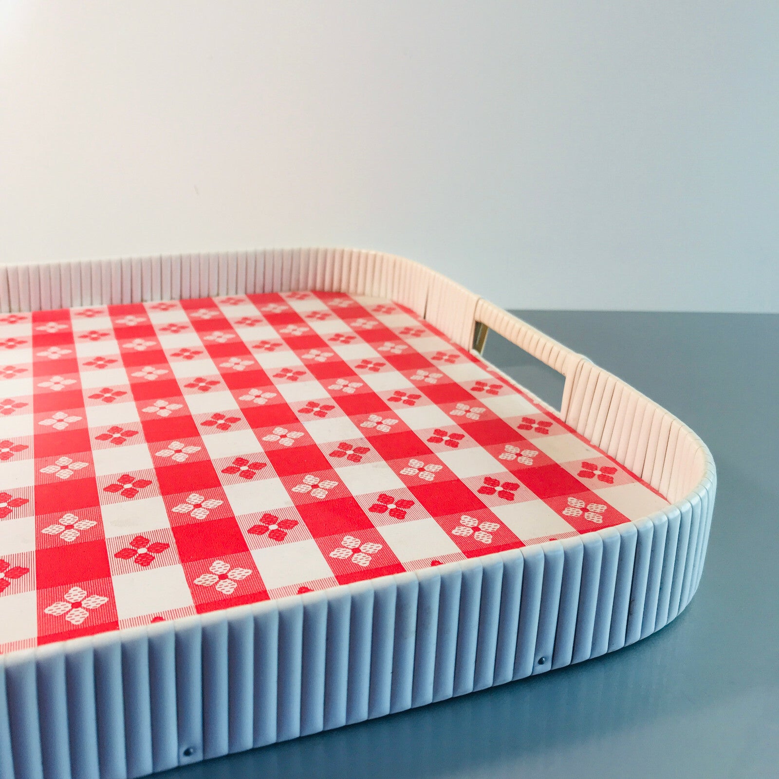 MID CENTURY 50er 60er Tablett  34 x 47 cm Blumen Karo rot Kunststoff 70er