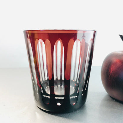 Wasserglas Dekor 8,3 cm Glas beschliffen lila Überfang Whisky 60er