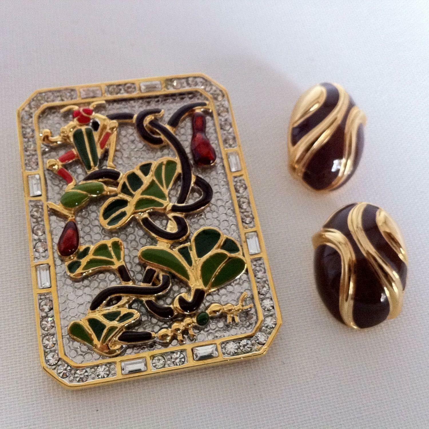 SchmuckkonvolutBrosche Laura Valoré & Ohrchlips golden mit Steinen KONVOLUT