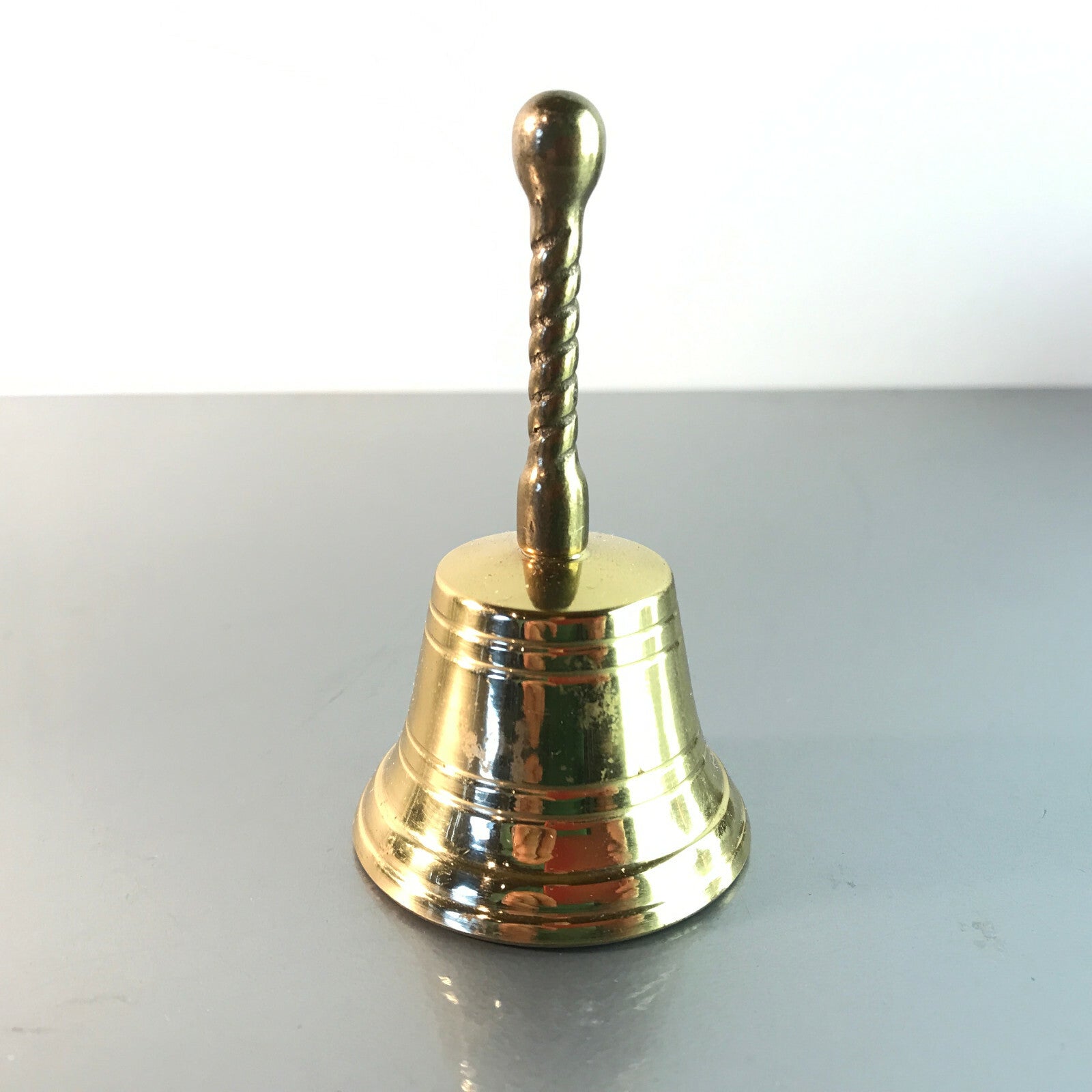Klingel 60er 70er H 9 cm Messing Rezeption Glocke Tischglocke