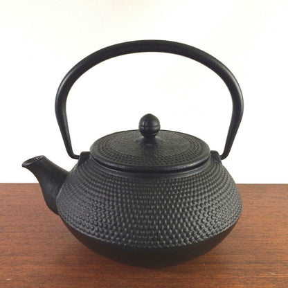 Teekanne Kanne Eisenguss Gusseisen schwarz H 10 cm schwer Kännchen