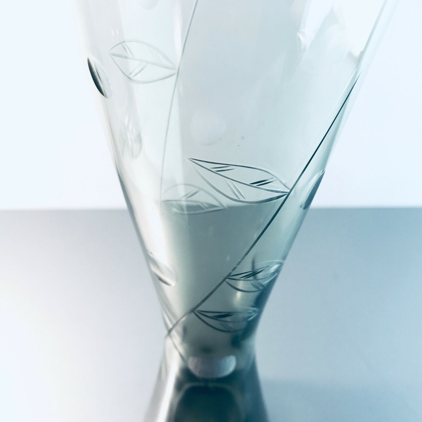MID CENTURY Rauchglas 24 cm Bechervase Vase Blüten Blätter Schliff 60er