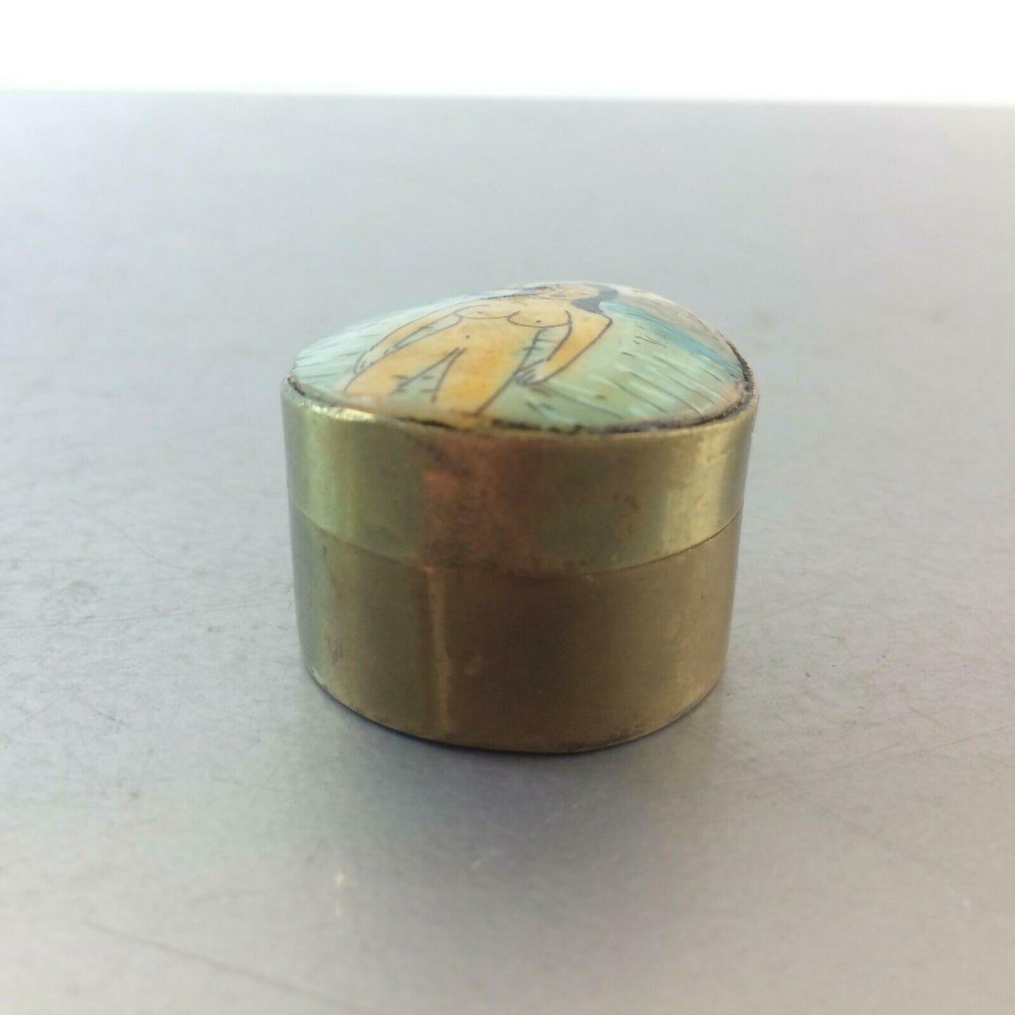 Pillendose Messing Dose 30er Art Déco Perlmutt NUDE bemalt Akt Vintage