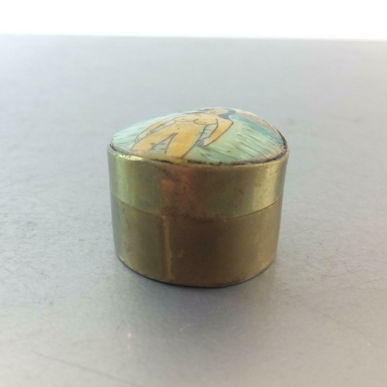Pillendose Messing Dose 30er Art Déco Perlmutt NUDE bemalt Akt Vintage
