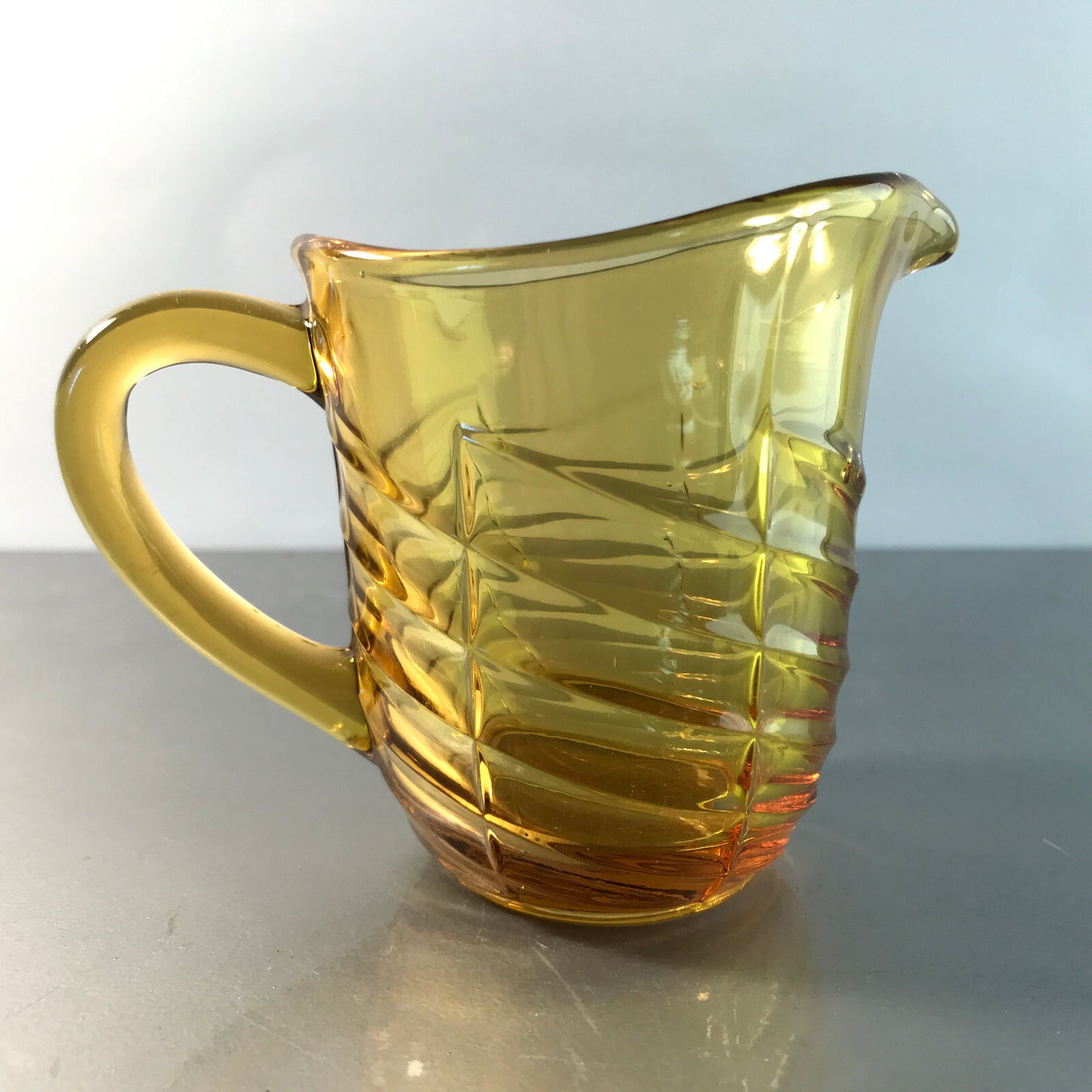 KARAFFE Glas Kännchen BERNSTEIN gelb Milchkännchen Vintage H 8 cm