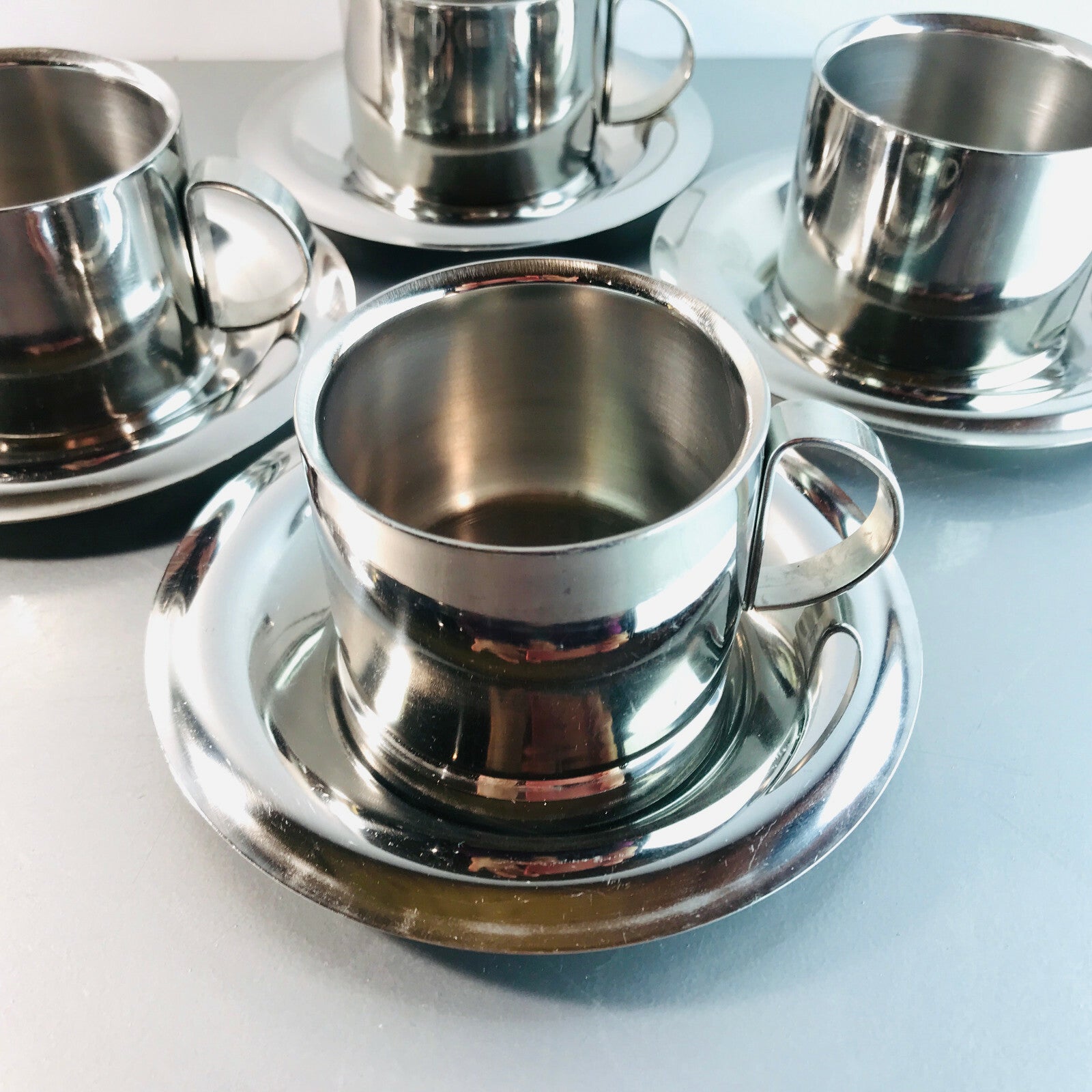 Edelstahl Kaffeetassen doppelwandig 4 er Set Tassen Untertassen